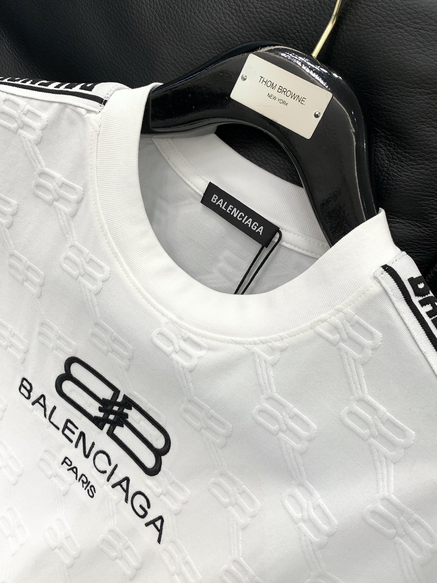 Paris Family’s Latest White Suit: High-End Embroidery in Classic Design - 图片 4