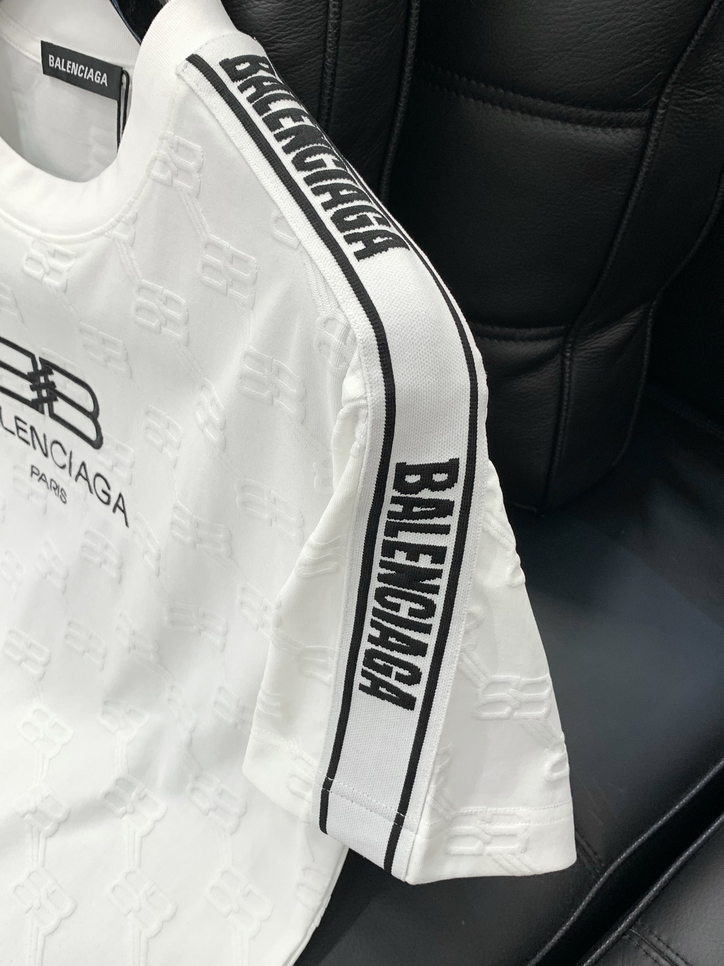 Paris Family’s Latest White Suit: High-End Embroidery in Classic Design - 图片 5