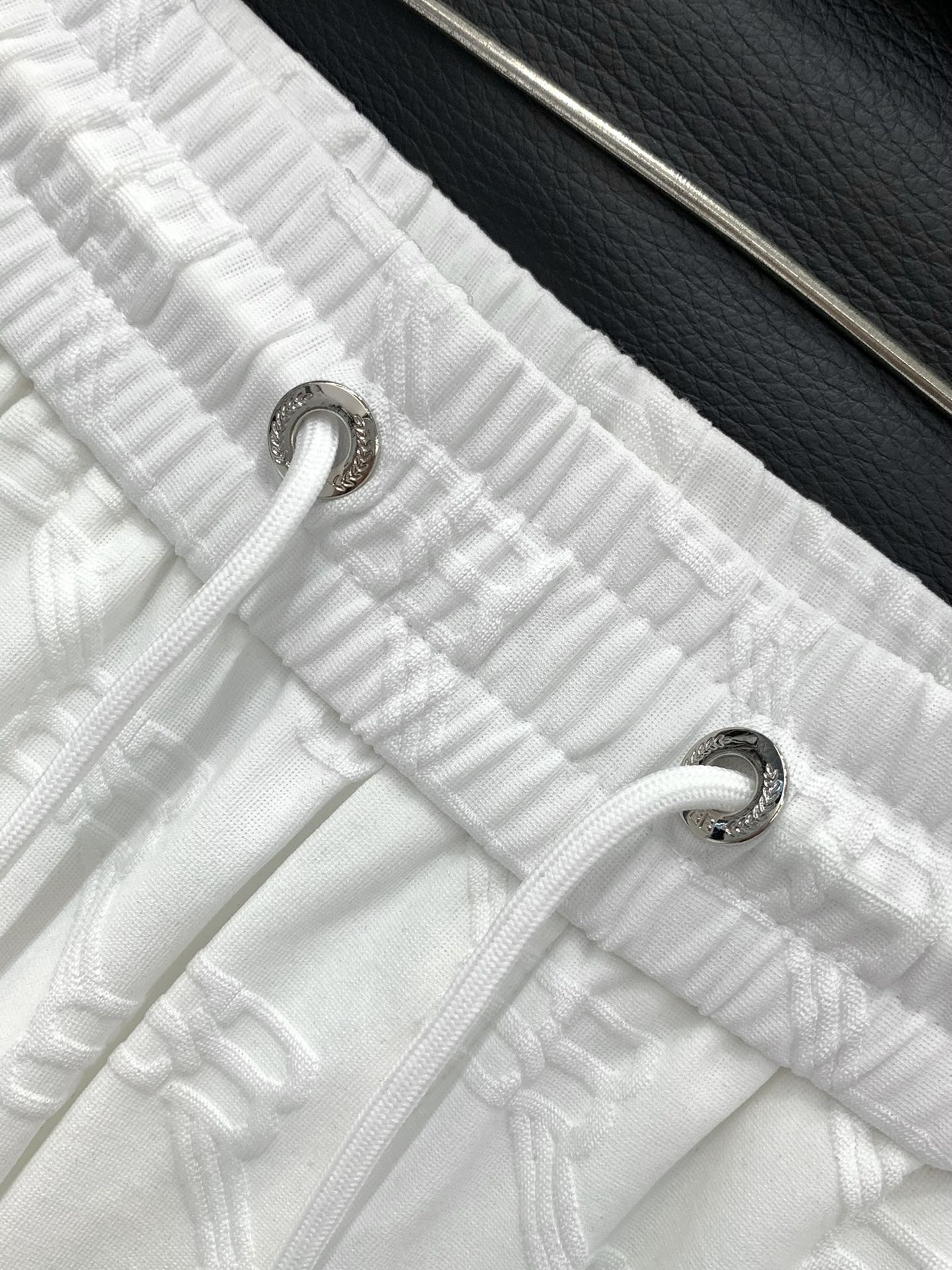 Paris Family’s Latest White Suit: Classic Typography Design with High-End Embroidery - 图片 5