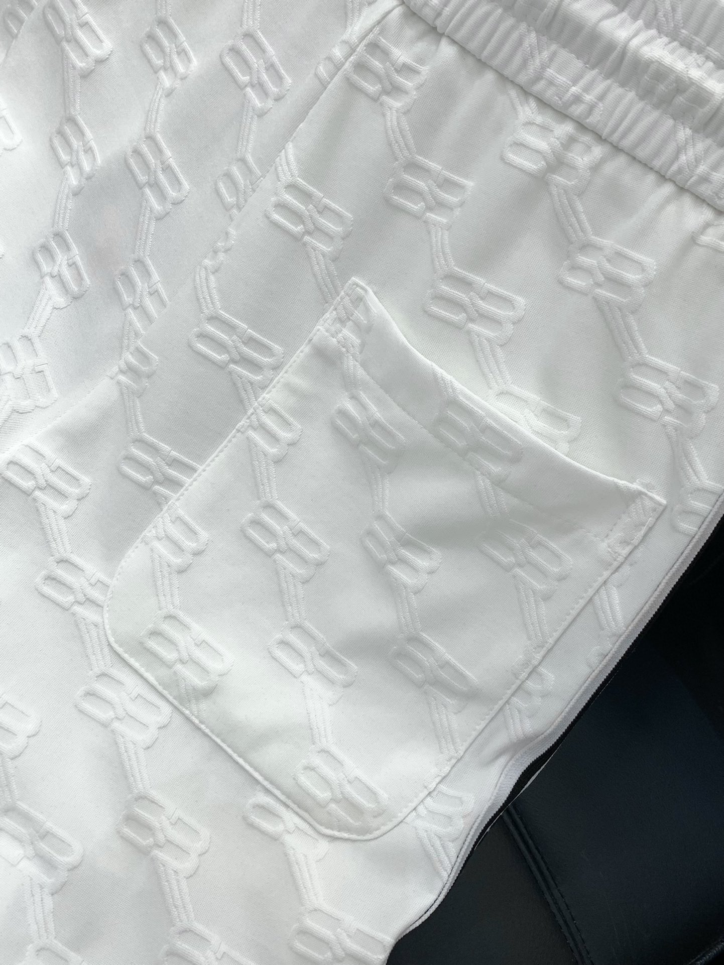 Paris Family’s Latest White Suit: Classic Typography Design with High-End Embroidery - 图片 8