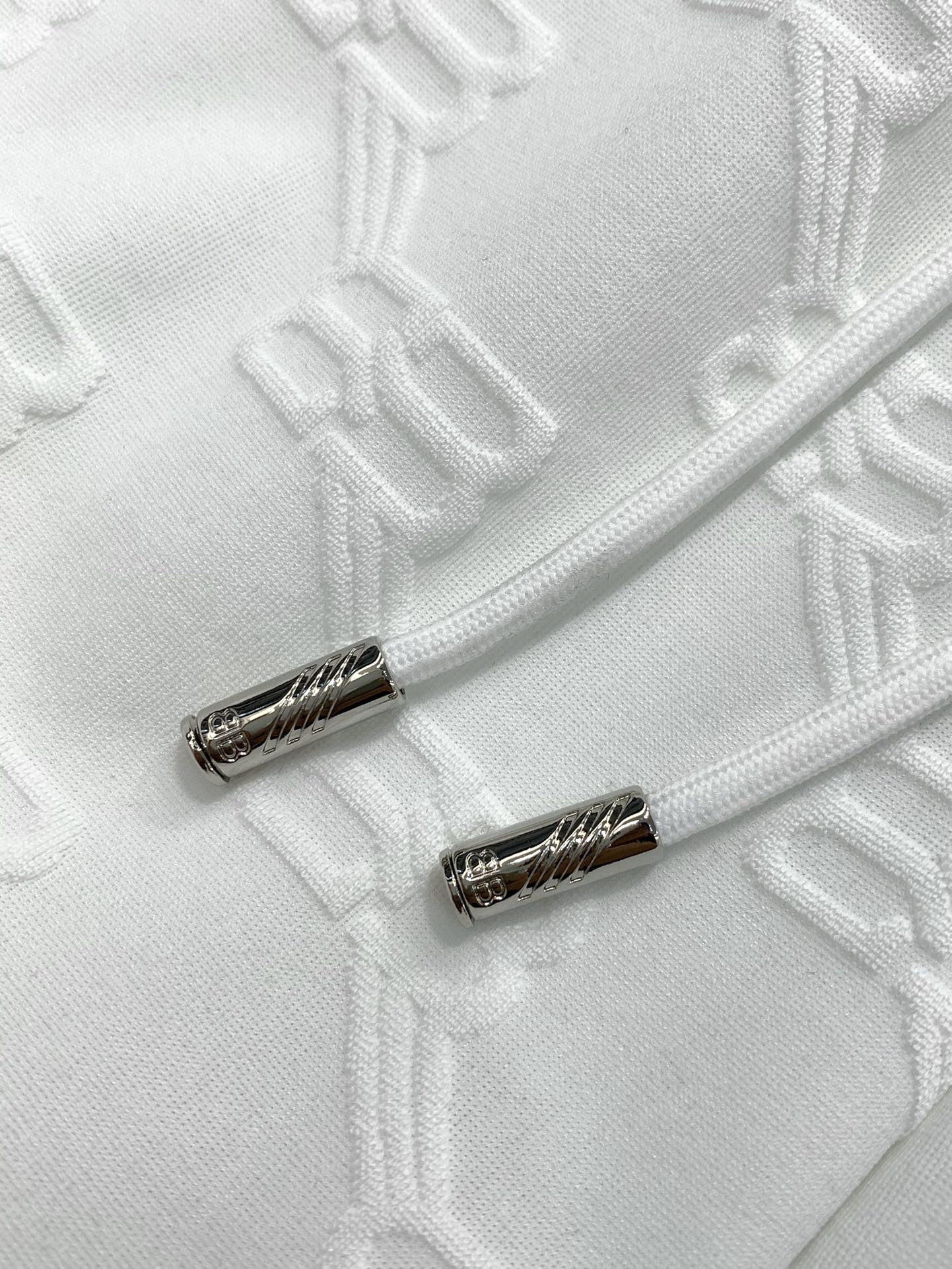 Paris Family’s Latest White Suit: Classic Typography Design with High-End Embroidery - 图片 6