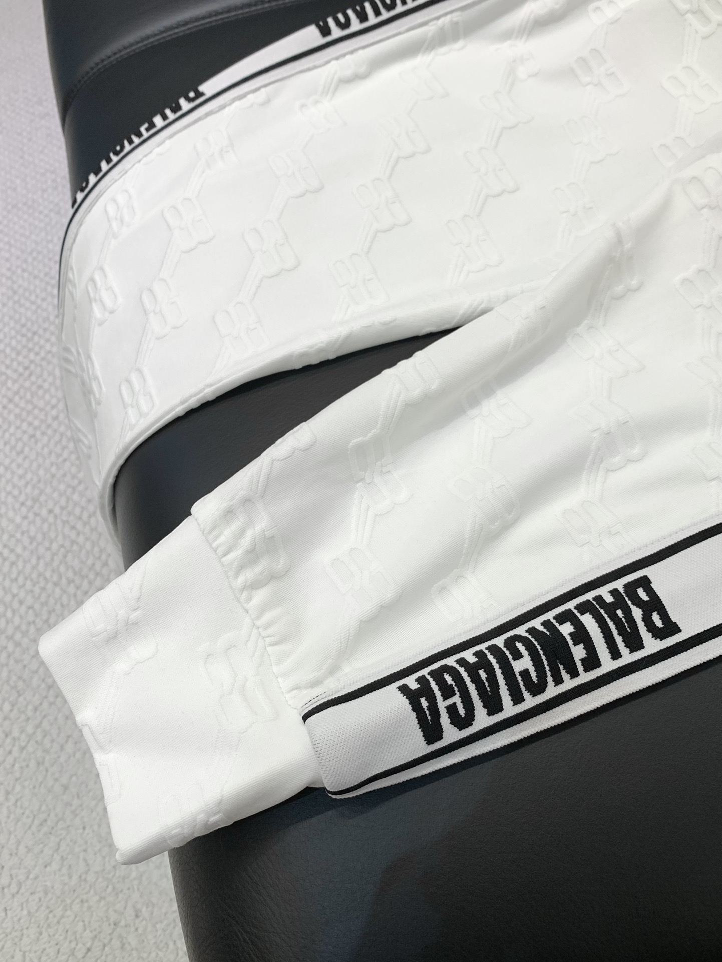 Paris Family’s Latest White Suit: Classic Typography Design with High-End Embroidery - 图片 7