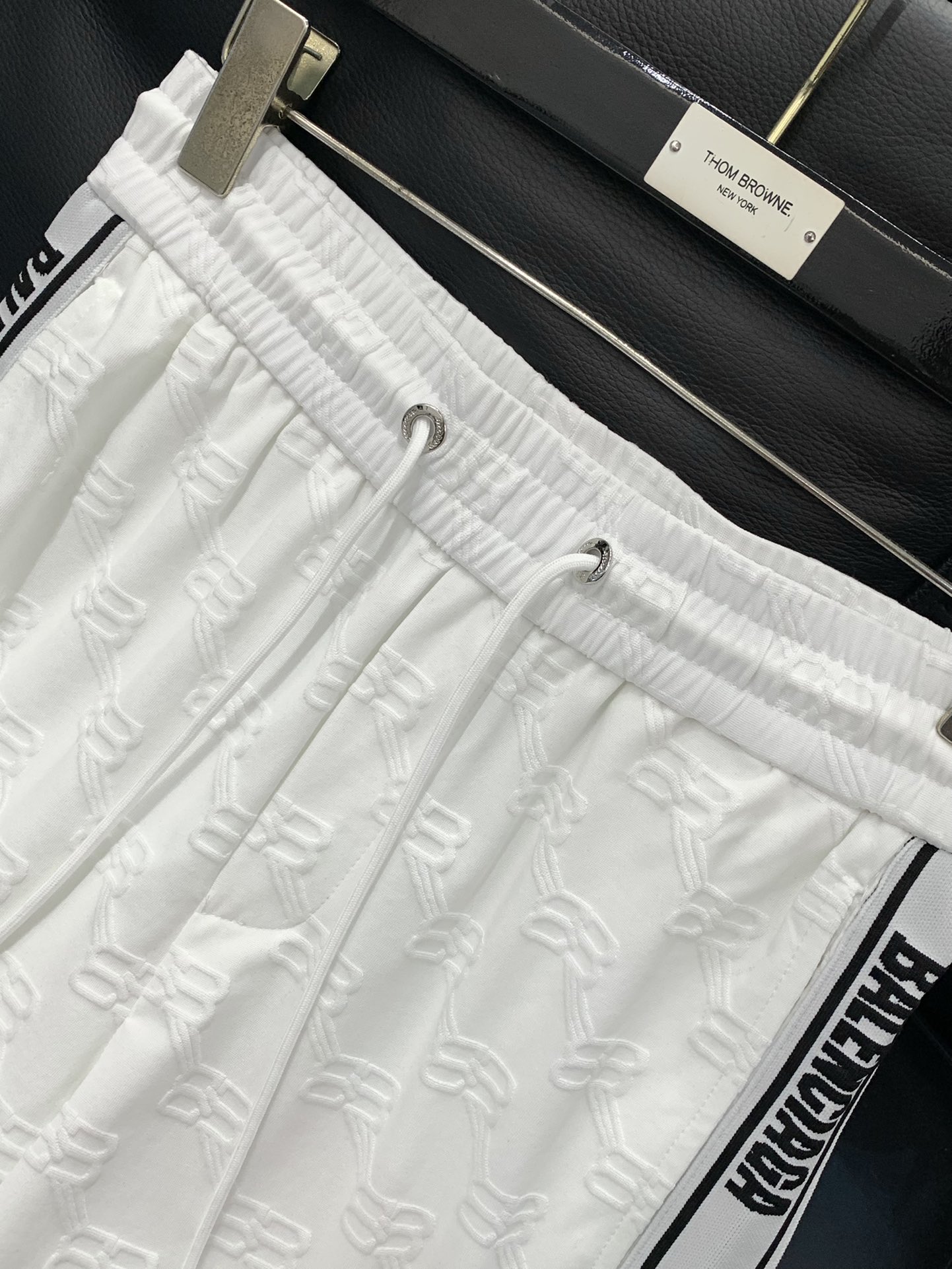 Paris Family’s Latest White Suit: Classic Typography Design with High-End Embroidery - 图片 3