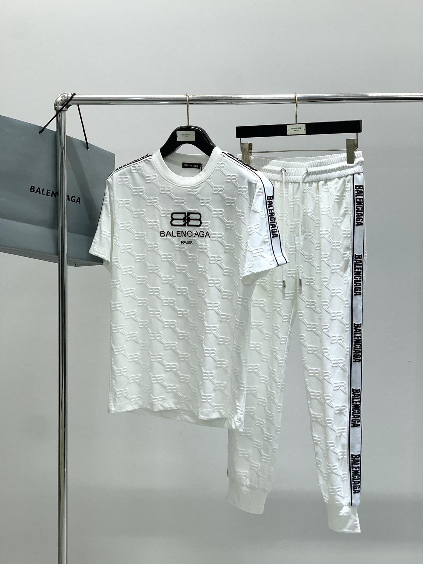 Paris Family’s Latest White Suit: Classic Typography Design with High-End Embroidery - 图片 9