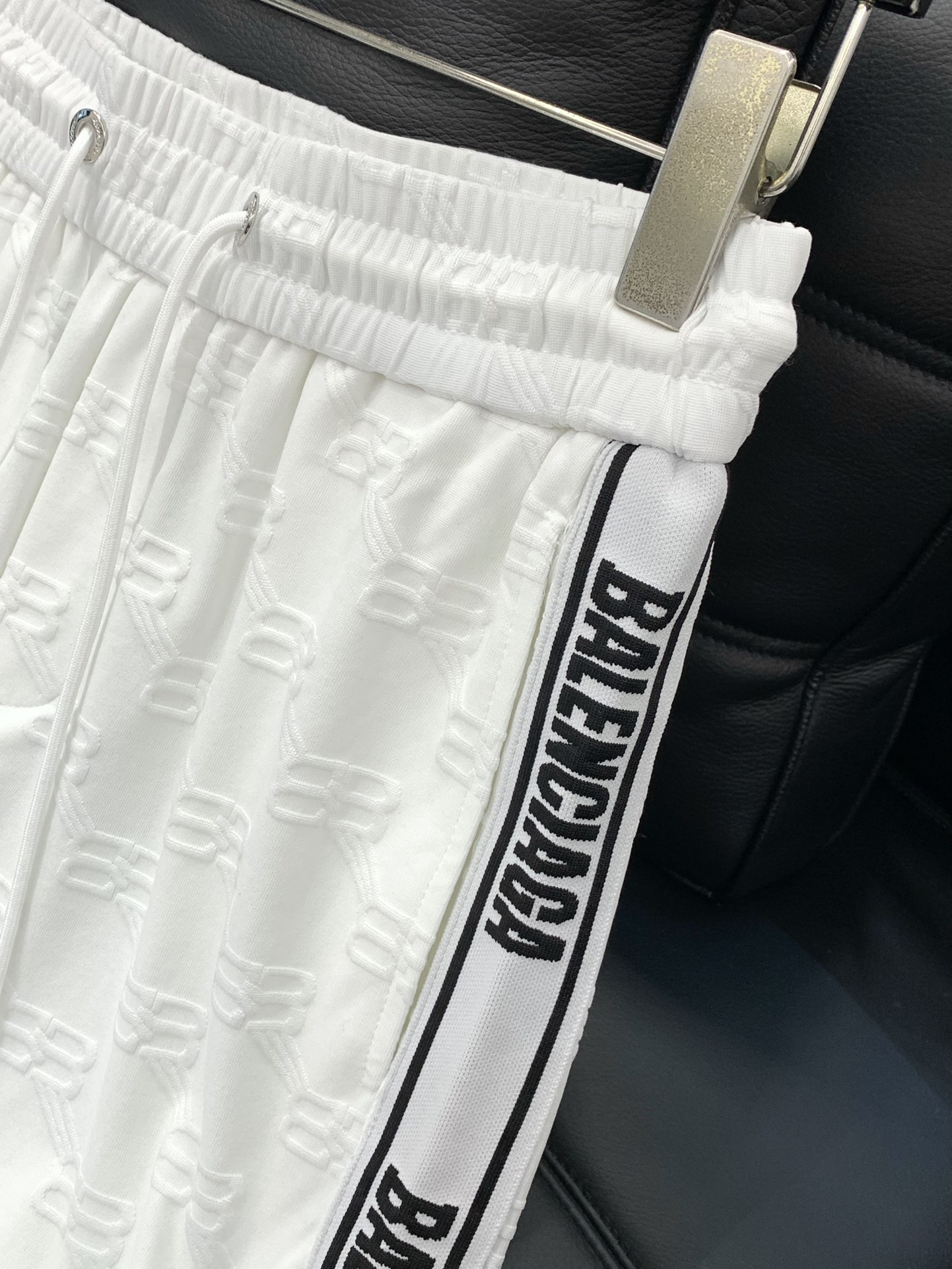 Paris Family’s Latest White Suit: Classic Typography Design with High-End Embroidery - 图片 4