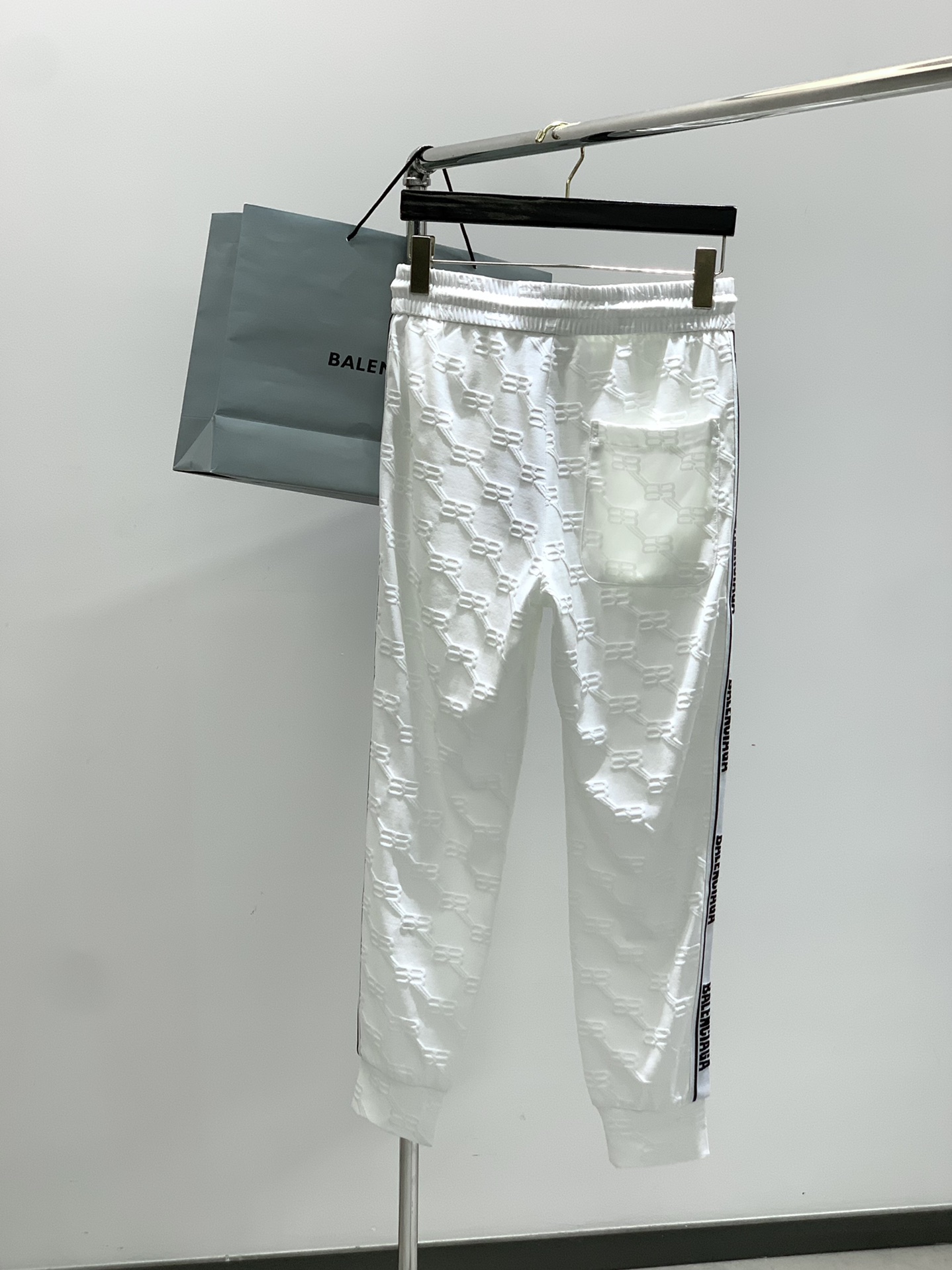 Paris Family’s Latest White Suit: Classic Typography Design with High-End Embroidery - 图片 2