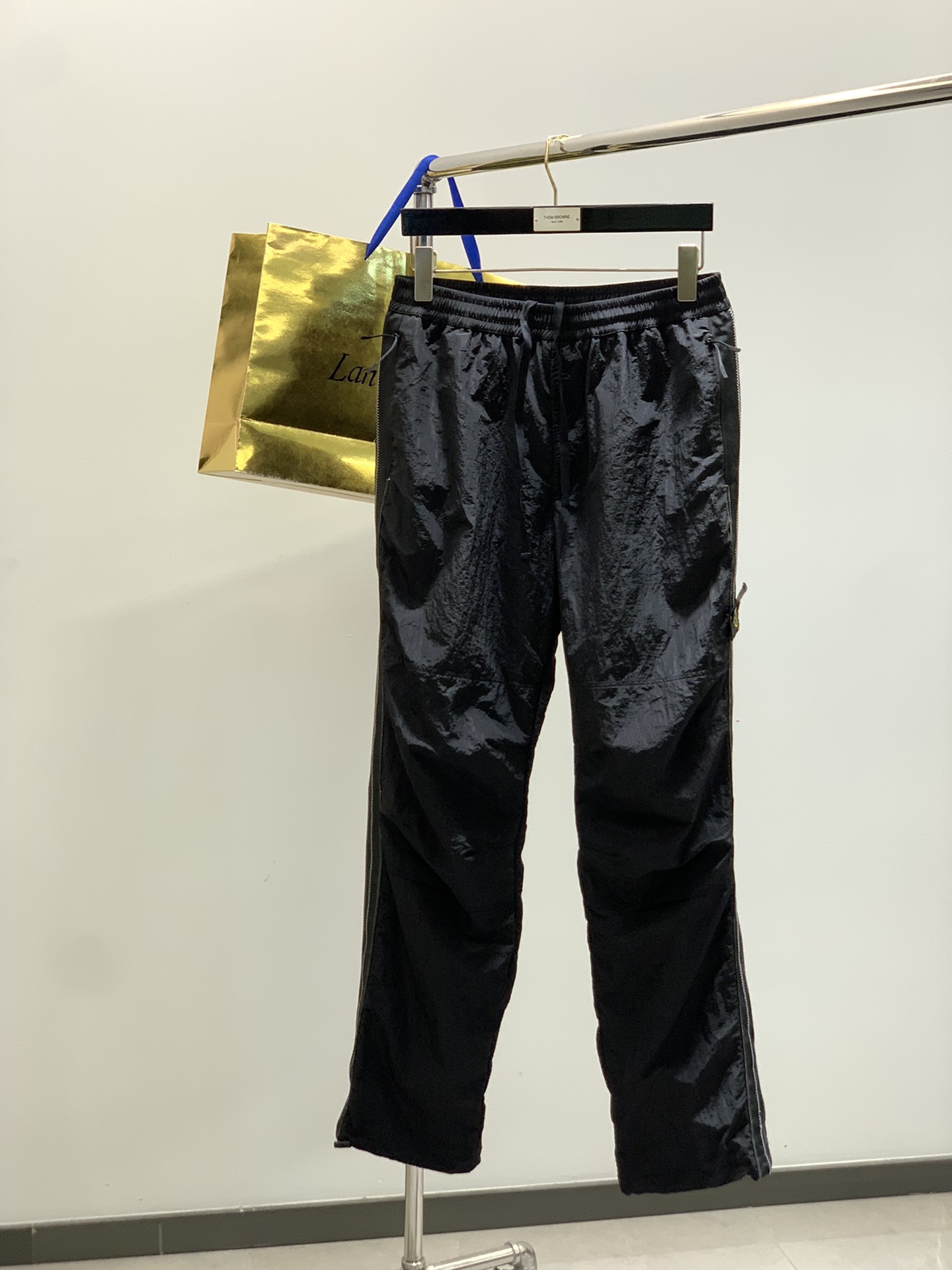 NO:743621,, Stone Island For more perfect comfort... The inner texture and craftsmanship must be ceiling... Handsome production in spring and summer. Stone stone China exports Korean orders, customized fabrics are comfortable in spring and summer, straight series of side webbing. The inner mesh is treated, you can see how complicated the craftsmanship on the inside is. New style for early spring, light and supportive. Make the upper body not sticky. Customized three-dimensional cutting design, custom hardware waist buckle, adjustable foot design, loose fit, black and silver.  m-3xL m size waist 76-86 hip 126 trouser length 107 other sizes waist and hip increments of 4-5cm per size, trouser length differs by 1.3cm per size,,19860909,石头岛 为了更完美的舒适….内里质感工艺 都必须天花板……春夏帅气出品.石头stone 中国代出口韩订单,定制面料春夏季舒爽,直筒系列侧边织带.内里网布处理, 可以见里侧的工艺有多复杂. 早春新款 轻薄且有支撑度.让上身不粘腻.定制立体裁剪设计 定制五金腰扣 下脚可调节设计 宽松版型 黑 银两色. m-3xL m码腰围76-86 臀围126 裤长107 其他码腰围臀围每码递增4-5cm 裤长每码相差1.3cm,,,Men's clothing