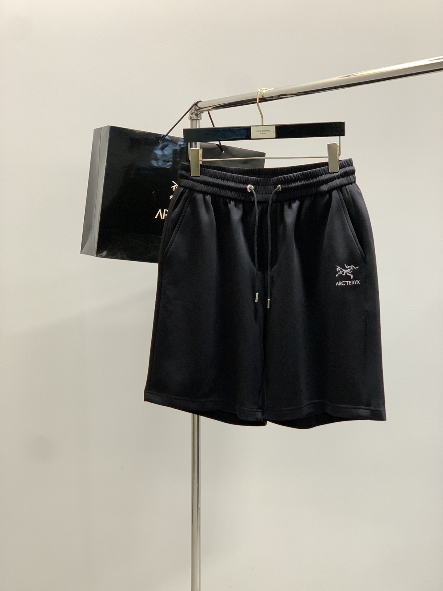 NO:446810,,Archaew Bird drawstring casual shorts fashion series, unique design yarn ordering and dyeing. A large domestic manufacturer exports to Japan and supplies fabrics from several top brands. It has a soft and glutinous feel, is quite wide and stylish, solving the problem of washing and discoloration. The trousers are neat and atmospheric, and the upper body looks superb and handsome. Size M-4XL, arc'teryx, shorts, alexander wang19860909,始祖鸟 抽绳 休闲 短裤 时尚系列,独特设计 订纱开始订染和订纺. 国内某大厂出口日本 和供应几大顶级品牌的面料. 手感软糯 , 挺阔有型 , 解决 , 洗涤变色的问题. 裤型利落大气 , 上身显高超帅. 尺码M-4XL,arc'teryx,shorts,alexander wang,Men's clothing