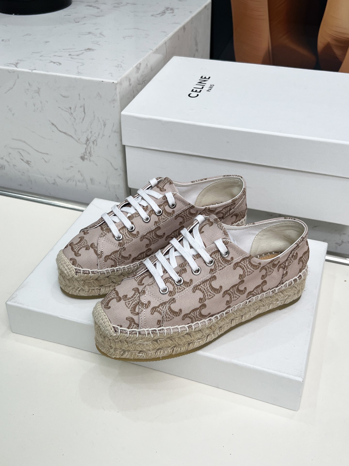 Celine Selin Family’s Newest Superstar Red Weed Shoes: Classic Design and Comfort - 图片 5