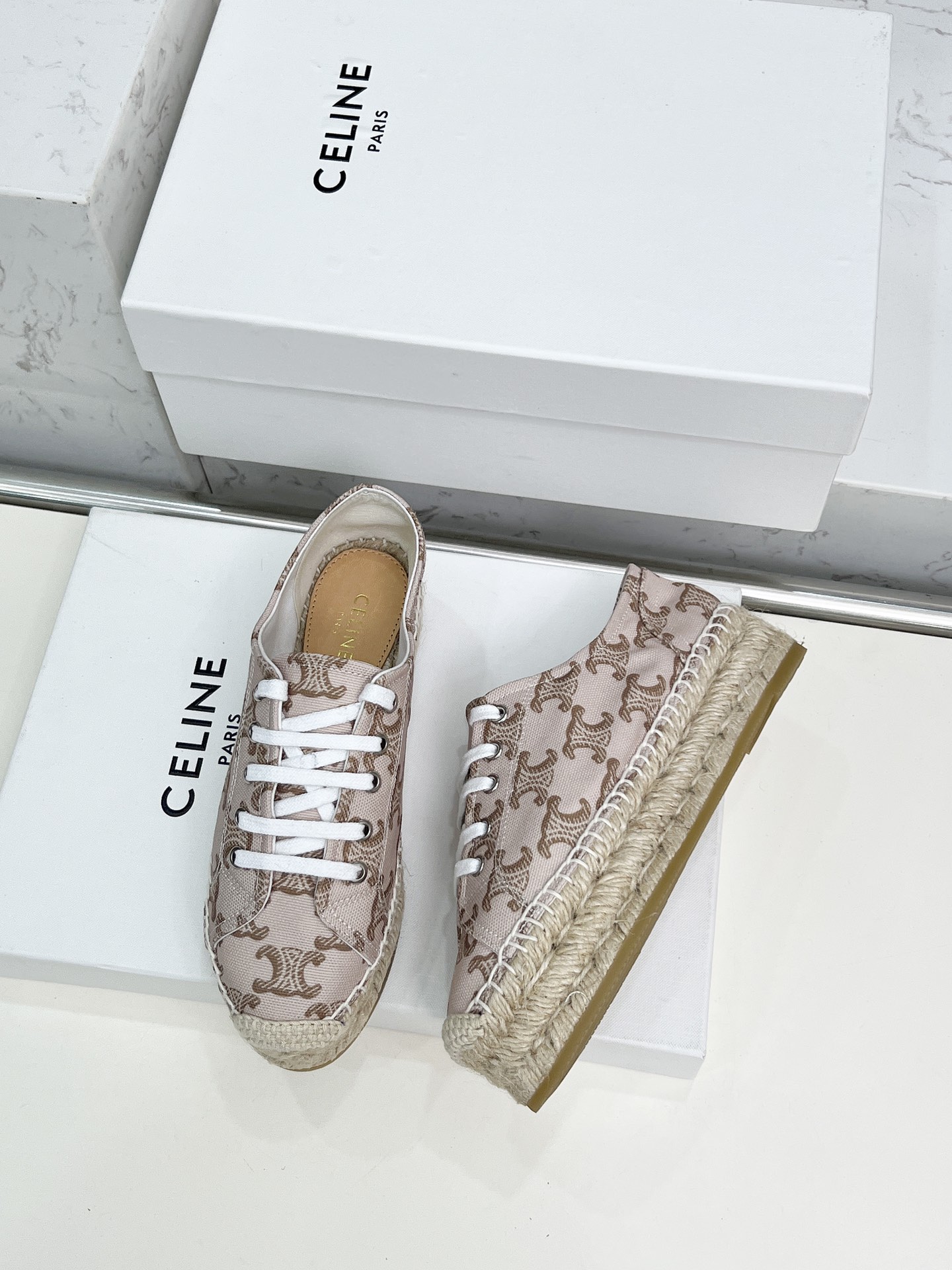 Celine Selin Family’s Newest Superstar Red Weed Shoes: Classic Design and Comfort - 图片 7