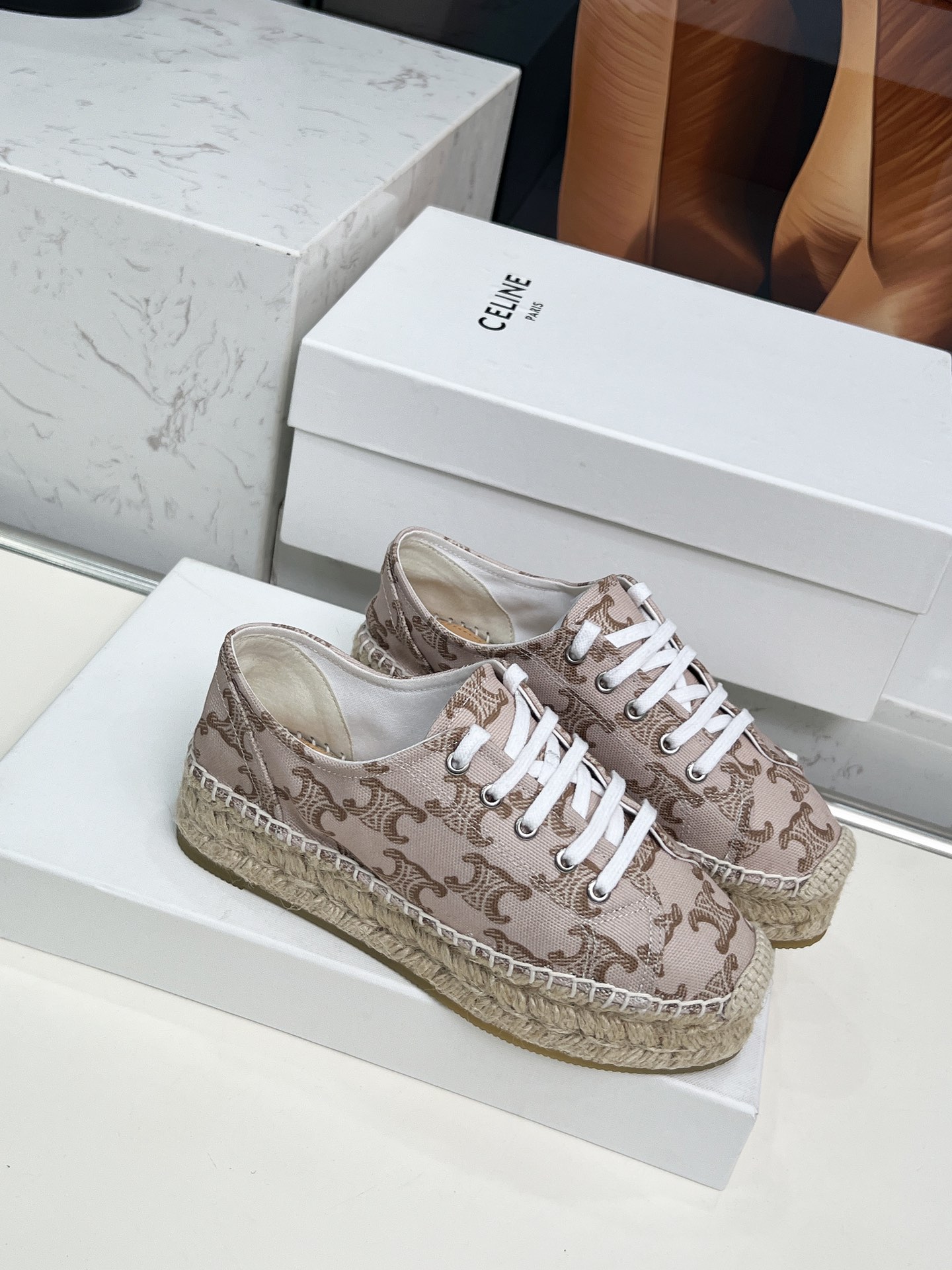 Celine Selin Family’s Newest Superstar Red Weed Shoes: Classic Design and Comfort - 图片 1