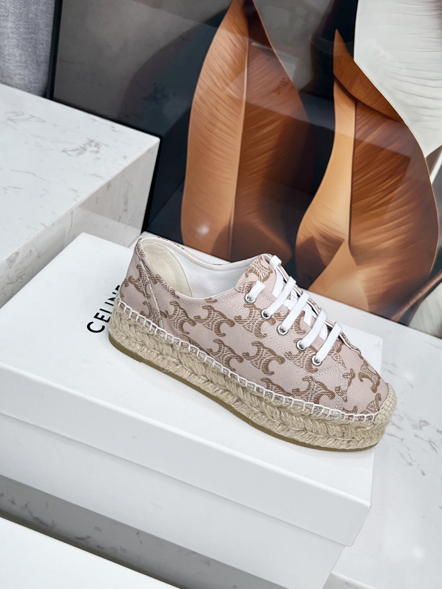 Celine Selin Family’s Newest Superstar Red Weed Shoes: Classic Design and Comfort - 图片 3