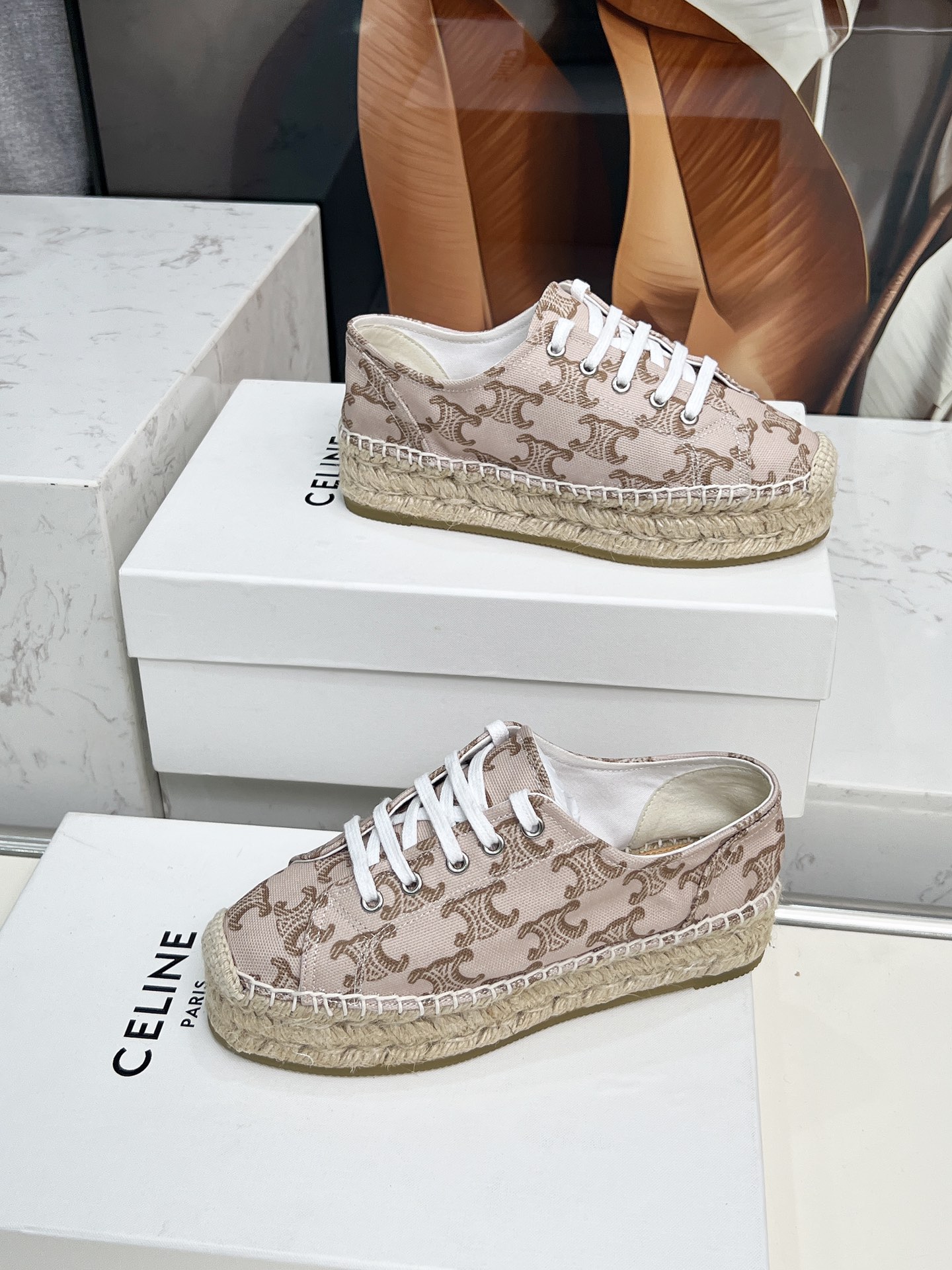 Celine Selin Family’s Newest Superstar Red Weed Shoes: Classic Design and Comfort - 图片 4