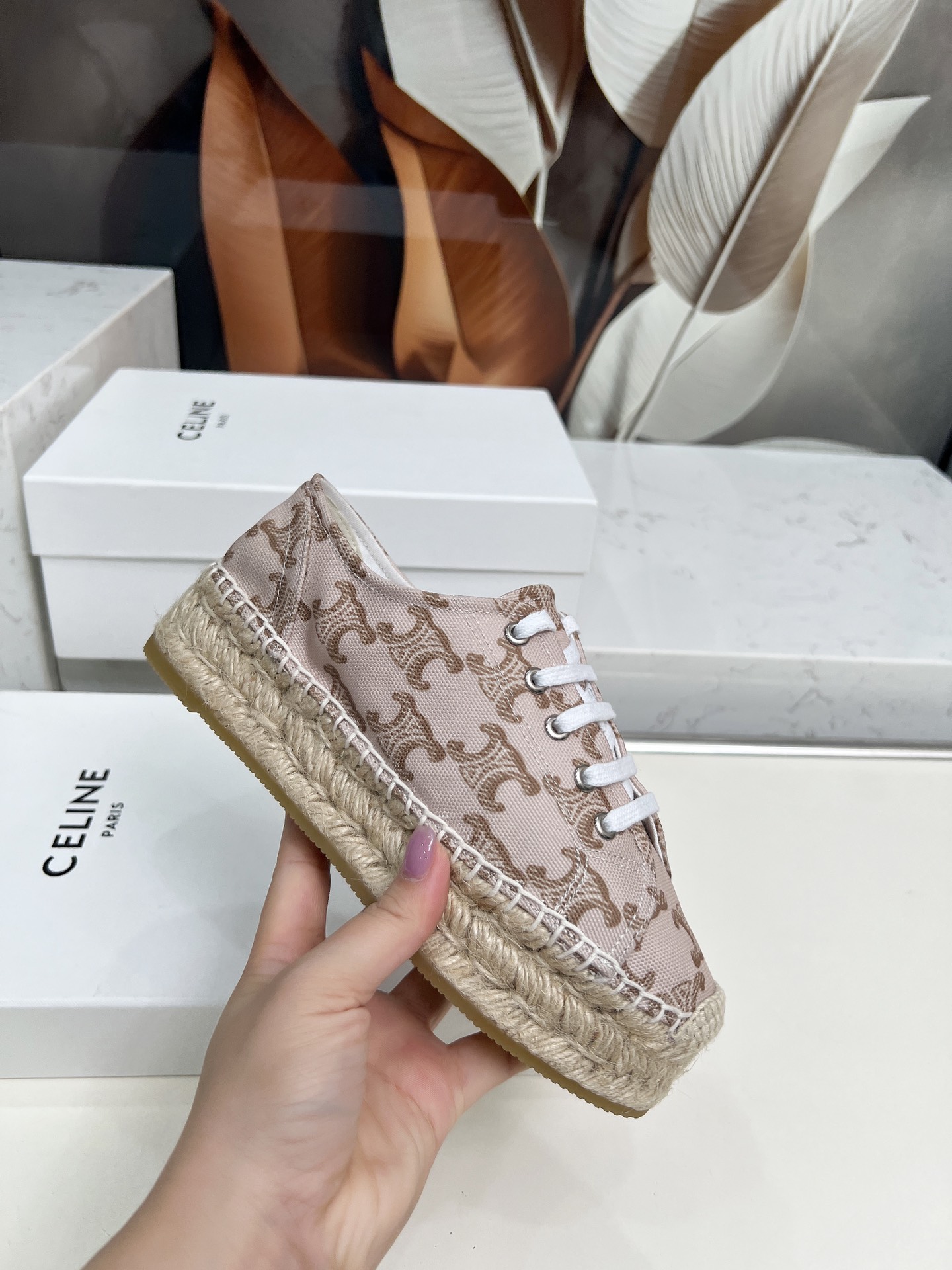 Celine Selin Family’s Newest Superstar Red Weed Shoes: Classic Design and Comfort - 图片 6