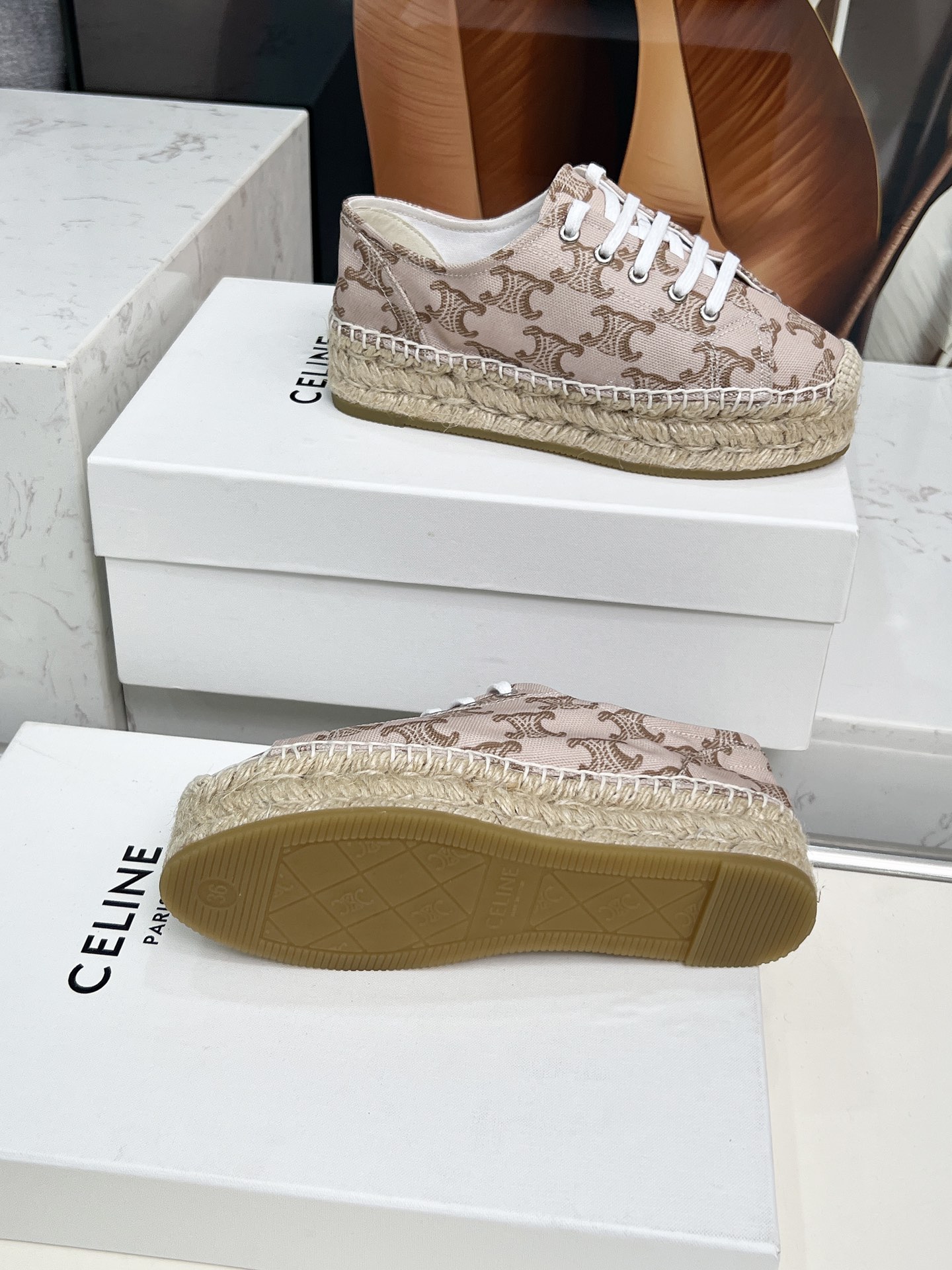 Celine Selin Family’s Newest Superstar Red Weed Shoes: Classic Design and Comfort - 图片 9