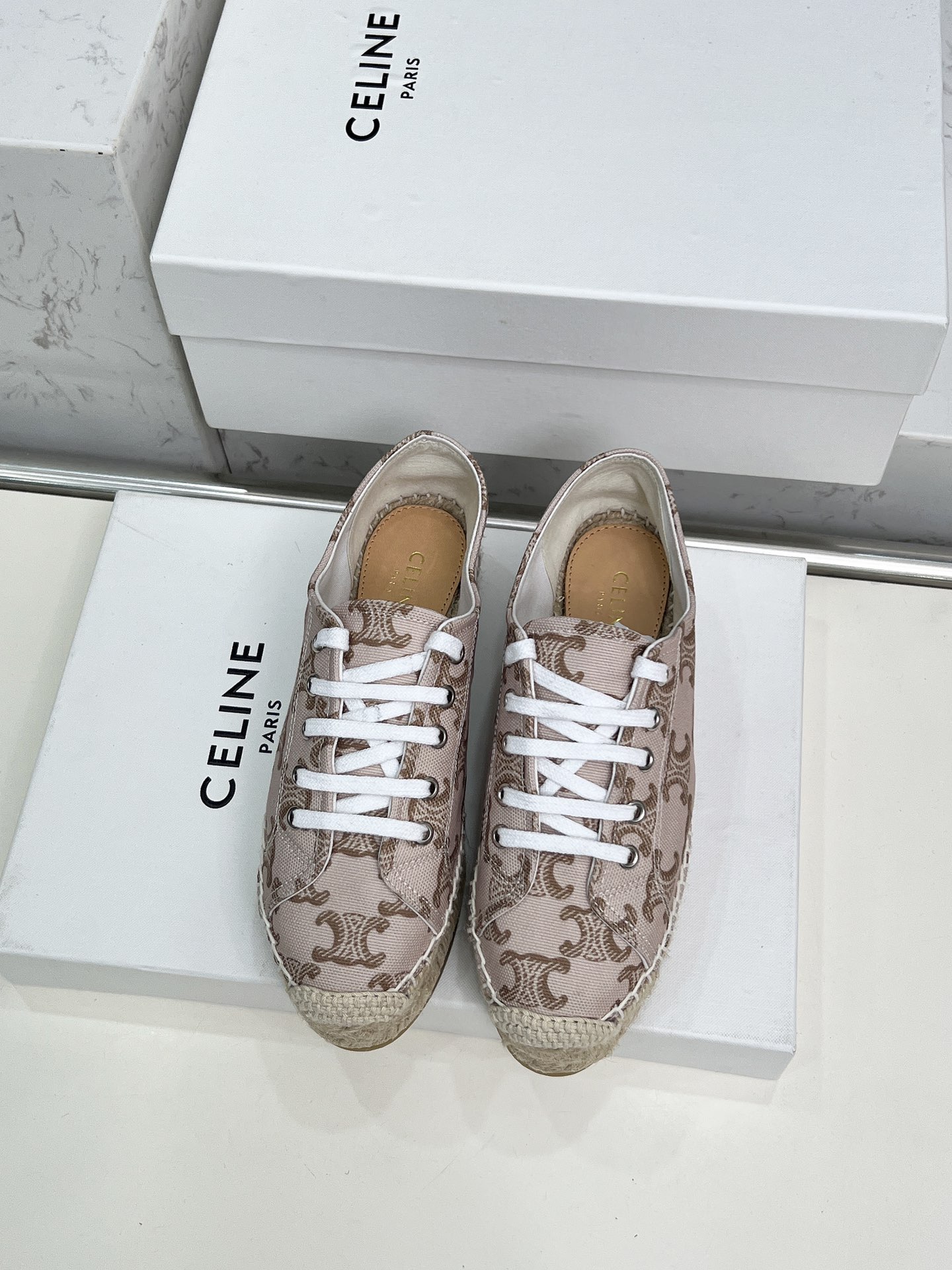 Celine Selin Family’s Newest Superstar Red Weed Shoes: Classic Design and Comfort - 图片 2
