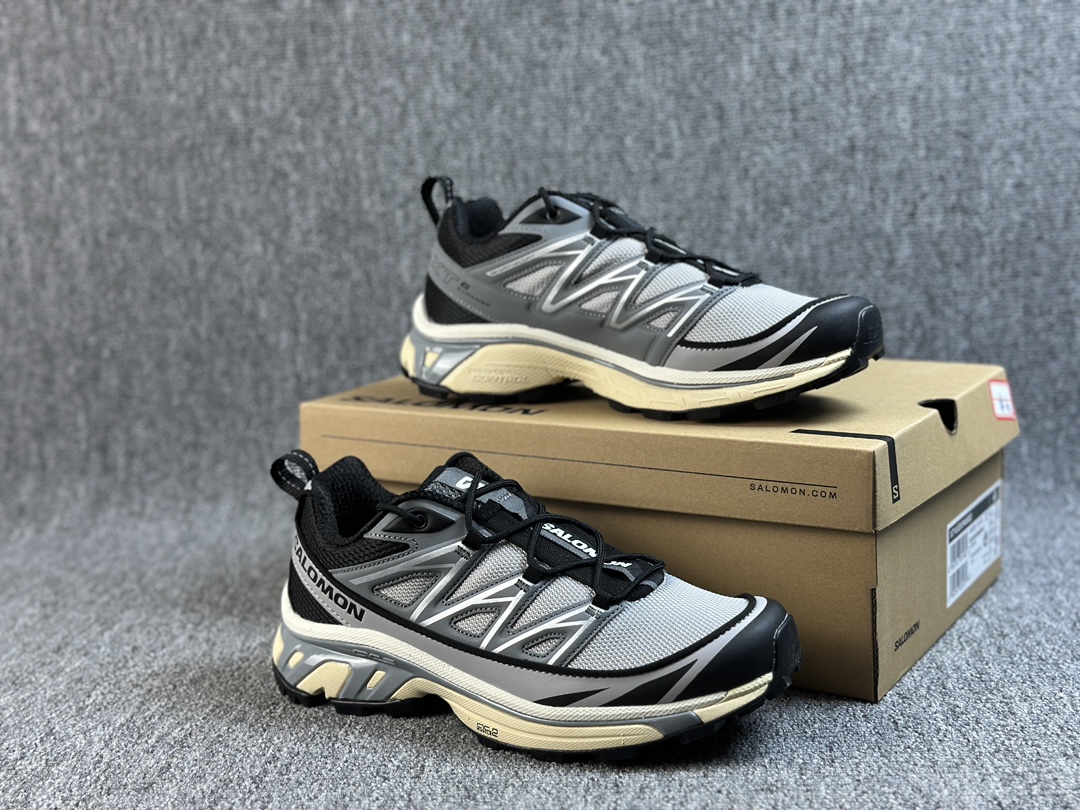 本地（） 纯原版#男女鞋真标半码制#升级原楦开发版型#采用耐磨防护透气网布鞋面材质#欧索莱环保去臭环型组合鞋垫#中底EnergyCell缓震物料组合ACS技术外底❗️具层次感的复古风格,法国户外品牌-萨洛蒙/Salomon XT-6 Expanse"Alloy Quiet Shade Black"天际系列低帮城市越野机能透气休闲运动鞋“银灰黑”416722 尺码：36 36.5 37 38 38.5 39 40 40.5 41 42 42.5 43 44 44.5 45 条码编码：3604328000(3/10号样！) XT-6 EXPANSE 以人气鞋款XT-6为蓝本，配置EnergyCell 中底与Contagrip® 及ACS技术外底，保持户外活动的舒服度及面对复杂地形的应变能力，在鞋面设计方面注入复古元素，增添毛绒等传统材料进行结构叠加，并将XT-6标志性的快速绑带系统改为带孔眼的传统系带系统， 搭配白色及合金灰两种低调配色，营造出更具层次感的复古风格，在实穿性与时尚感中间取得平衡。