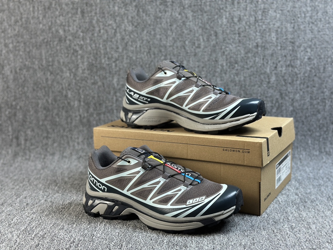 本地（） 升级J版#男女鞋真标半码制#升级原楦开发版型#采用耐磨防护透气网布鞋面材质#欧索莱环保去臭环型组合鞋垫#中底EnergyCell缓震物料组合ACS技术外底❗️具层次感的复古风格,法国户外品牌-萨洛蒙/Salomon XT-6 Expanse"Kitten India Ink"天际系列低帮城市越野机能透气休闲运动鞋“猫棕白”474451 尺码：36 36.5 37 38 38.5 39 40 40.5 41 42 42.5 43 44 44.5 45 条码编码：3604328000(5/21号样！) XT-6 EXPANSE 以人气鞋款XT-6为蓝本，配置EnergyCell 中底与Contagrip® 及ACS技术外底，保持户外活动的舒服度及面对复杂地形的应变能力，在鞋面设计方面注入复古元素，增添毛绒等传统材料进行结构叠加，并将XT-6标志性的快速绑带系统改为带孔眼的传统系带系统， 搭配白色及合金灰两种低调配色，营造出更具层次感的复古风格，在实穿性与时尚感中间取得平衡。
