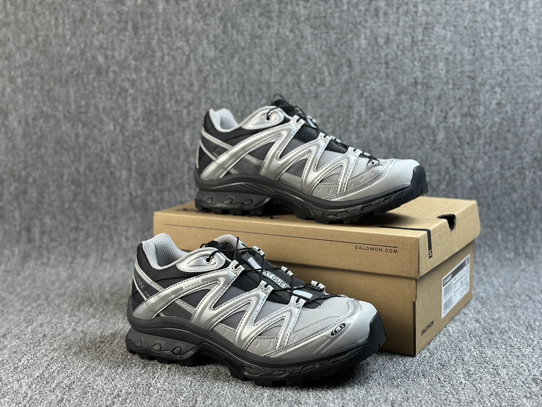 本地（） 品质J版#男女鞋真标半码制#升级原楦原纸版开发版型#采用透气网布与防护皮革组合鞋面材质#牛角扣系带开合#欧索莱环保去臭环型组合鞋垫#外置4D先进科技以及Contagrip大底❗️法国户外品牌-萨洛蒙/Salomon XT-Quest ADV"Beige Black"XT探索者系列潮流越野机能户外休闲运动跑步鞋“银黑渐变”478852 码：36 36.5 37 38 38.5 39 40 40.5 41 42 42.5 43 44 44.5 45 萨洛蒙 XT-QUEST ADV 情侣款机能鞋，鞋面拥有经典的包裹组合SENSIFIT™&QUICKLACE™，颇具特色的Salomon式鞋面线条交织，带来流畅的疾速感。皮质包裹材料的运用将越野鞋面的灵动与重装徒步的稳定充分融合，XT-QUEST搭载了Salomon代表性的4D ADVANCED CHASSIS™底盘具备稳定、抓地及防护的综合特性。两种风格，创新碰撞，带你体验全新的户外之旅。