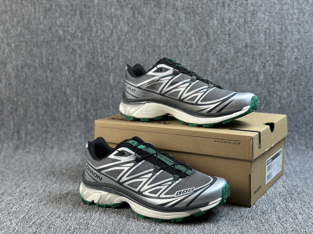 本地（） 升级J版#男女鞋真标半码制#升级原楦开发版型#采用耐磨防护透气网布鞋面材质#欧索莱环保去臭环型组合鞋垫#中底EnergyCell缓震物料组合ACS技术外底❗️具层次感的复古风格,法国户外品牌-萨洛蒙/Salomon XT-6 Expanse"Emerald"天际系列低帮城市越野机能透气休闲运动鞋“深灰银翠绿”479531 尺码：36 36.5 37 38 38.5 39 40 40.5 41 42 42.5 43 44 44.5 45 条码编码：3604328000(5/28号样！) XT-6 EXPANSE 以人气鞋款XT-6为蓝本，配置EnergyCell 中底与Contagrip® 及ACS技术外底，保持户外活动的舒服度及面对复杂地形的应变能力，在鞋面设计方面注入复古元素，增添毛绒等传统材料进行结构叠加，并将XT-6标志性的快速绑带系统改为带孔眼的传统系带系统， 搭配白色及合金灰两种低调配色，营造出更具层次感的复古风格，在实穿性与时尚感中间取得平衡。