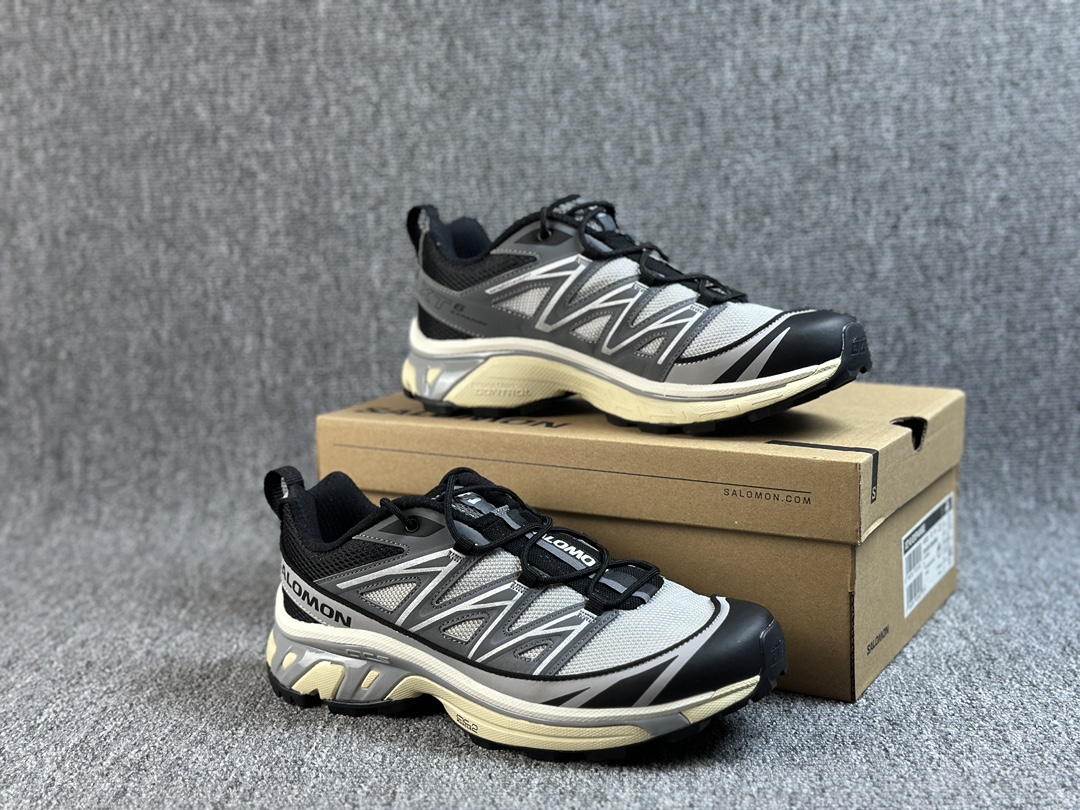 本地（） 升级J版#男女鞋真标半码制#升级原楦开发版型#采用耐磨防护透气网布鞋面材质#欧索莱环保去臭环型组合鞋垫#中底EnergyCell缓震物料组合ACS技术外底❗️具层次感的复古风格,法国户外品牌-萨洛蒙/Salomon XT-6 Expanse"Alloy Quiet Shade Black"天际系列低帮城市越野机能透气休闲运动鞋“银灰黑”416722 尺码：36 36.5 37 38 38.5 39 40 40.5 41 42 42.5 43 44 44.5 45 条码编码：3604328000(3/10号样！) XT-6 EXPANSE 以人气鞋款XT-6为蓝本，配置EnergyCell 中底与Contagrip® 及ACS技术外底，保持户外活动的舒服度及面对复杂地形的应变能力，在鞋面设计方面注入复古元素，增添毛绒等传统材料进行结构叠加，并将XT-6标志性的快速绑带系统改为带孔眼的传统系带系统， 搭配白色及合金灰两种低调配色，营造出更具层次感的复古风格，在实穿性与时尚感中间取得平衡。