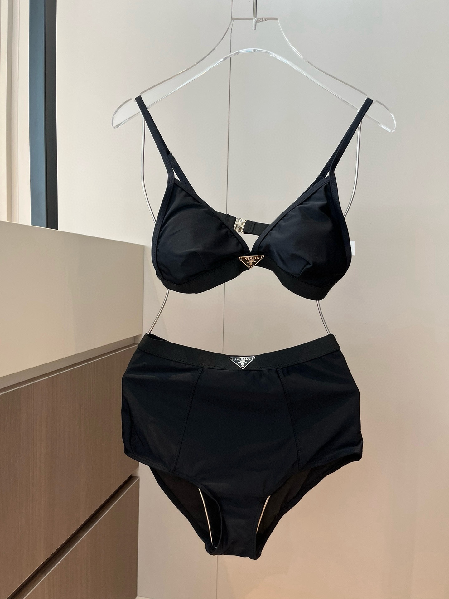。
PRADA普拉达新款比基尼泳衣，分体比基尼👙，S M L XL