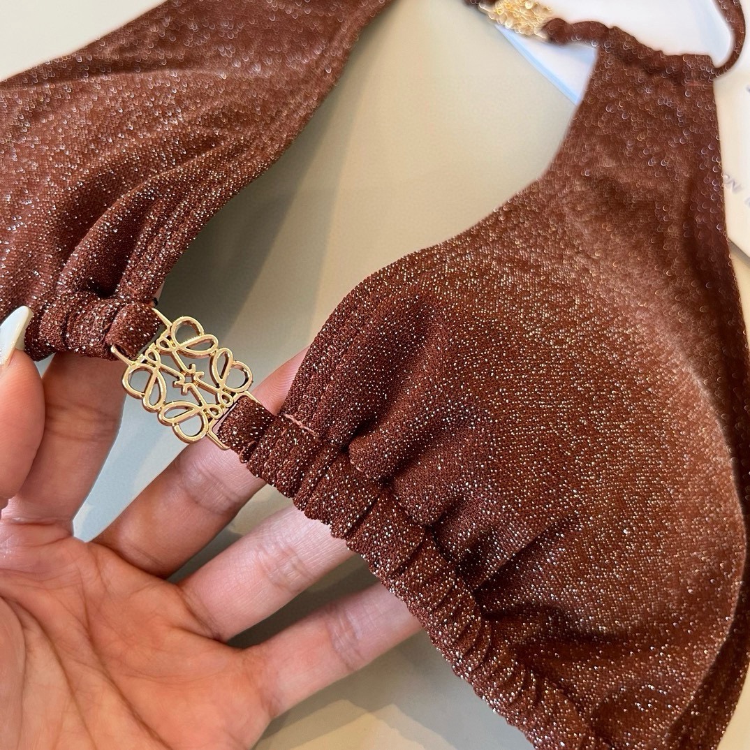。
罗意威LOEWE新款比基尼泳衣👙❤️😍🥰适合多种场景的游泳衣🏊‍♀️海边 游泳池 温泉 水上乐园 漂