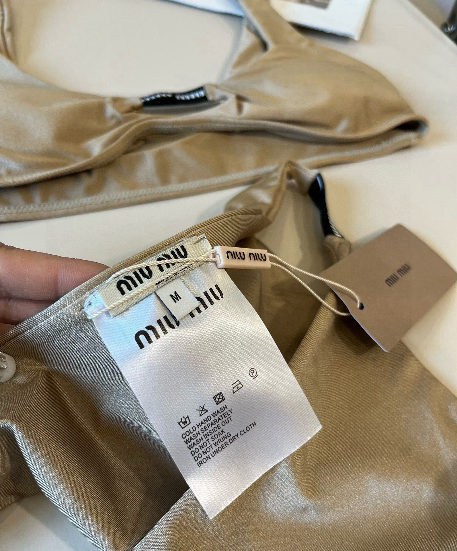  🆕
miumiu缪缪新款比基尼😍🥰适合多种场景的游泳衣🏊‍♀️海边 游泳池 温泉 水上乐园 漂流都可以