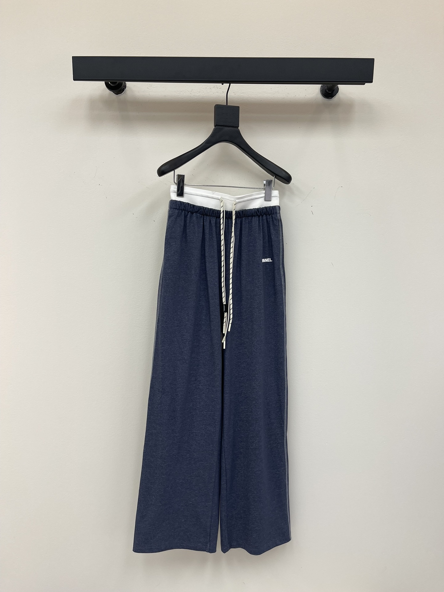 NO:437295,Chane 25ss new casual pants, versatile colors, high-end custom belts, high-end and casual visual feast, a versatile item that must be bought in all seasons, with great texture, full of lazy style, and goddesses must be used as magical artifacts!  The style is versatile and not picky. It stretches the line proportions and makes the upper body beautiful!  SML, chanel,alexander wang19860909Chane 25ss新款休闲裤 颜色百搭高级 定制腰带尽显高级随意感 视觉盛宴 四季必入的百搭单品 质感巨好,慵懒范儿十足 女神必入神器！版型百搭不挑人 拉长线条比例 上身美的不要不要的！SML,,chanel,alexander wang,Women's clothing