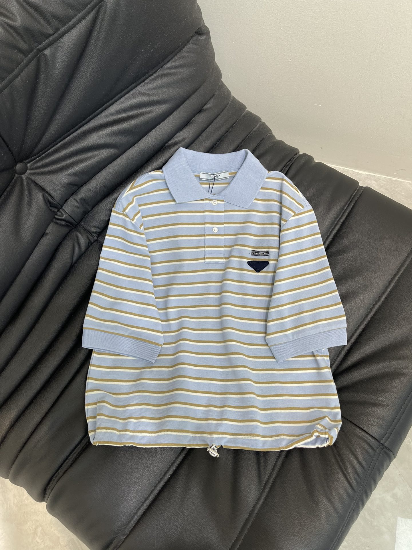 NO:437306,Prada 25SS spring and summer new intelligent outfit long-term new product striped short-sleeved shirt, short drawstring elastic waist design, fashionable and exquisite temperamental item, versatile style, huge slim upper body SML,,prada, T-shirt,alexander wang19860909Prada 25SS春夏新智感穿搭长期主义新品条纹控短袖衫 小短款抽绳松紧腰设计时髦精必入气质单品 百搭版型上身巨显瘦 SML,,prada,T-shirt,alexander wang,Women's clothing