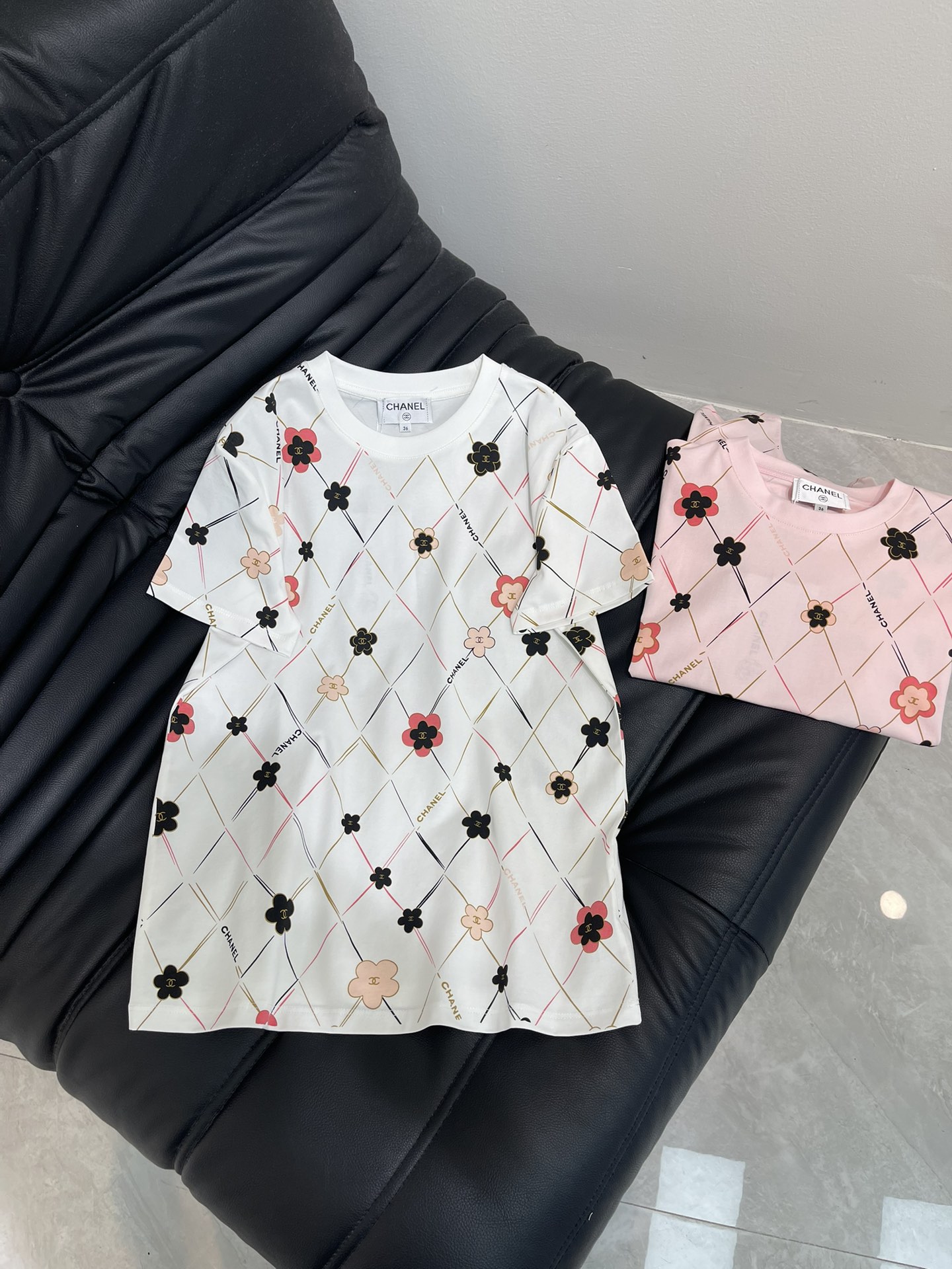 NO:437320,Chane* new product is available for shelves. Rhombus camellia. Customized YB mercerated cotton material. Soft and skin-friendly. Comfortable and stylish. Regular short-sleeved style. Rhombus distributed lines and printed textures. Interspersed with camellia and double C patterns of different sizes. Rich layers. Delicate and elegant style. Strong retro style. Regular style. Playful and fashionable. Easy to control during daily travel or party. Customized surface accessories. 2 colors. 34 36 38,,chanel, T-shirt, alexander wang.19860909Chane*新品上架 菱格山茶花 定制YB丝光全棉材质 柔软亲肤 舒适有型 常规短袖版型 通体菱格分布线条印花纹理 穿插不同大小样式的山茶花和双C图案 层次丰富 风格细腻优雅 复古风格强烈 常规版型包容身材 俏皮时髦 日常出行或聚会轻松驾驭 定制面辅料 2色 34 36 38,,chanel,T-shirt,alexander wang,Women's clothing