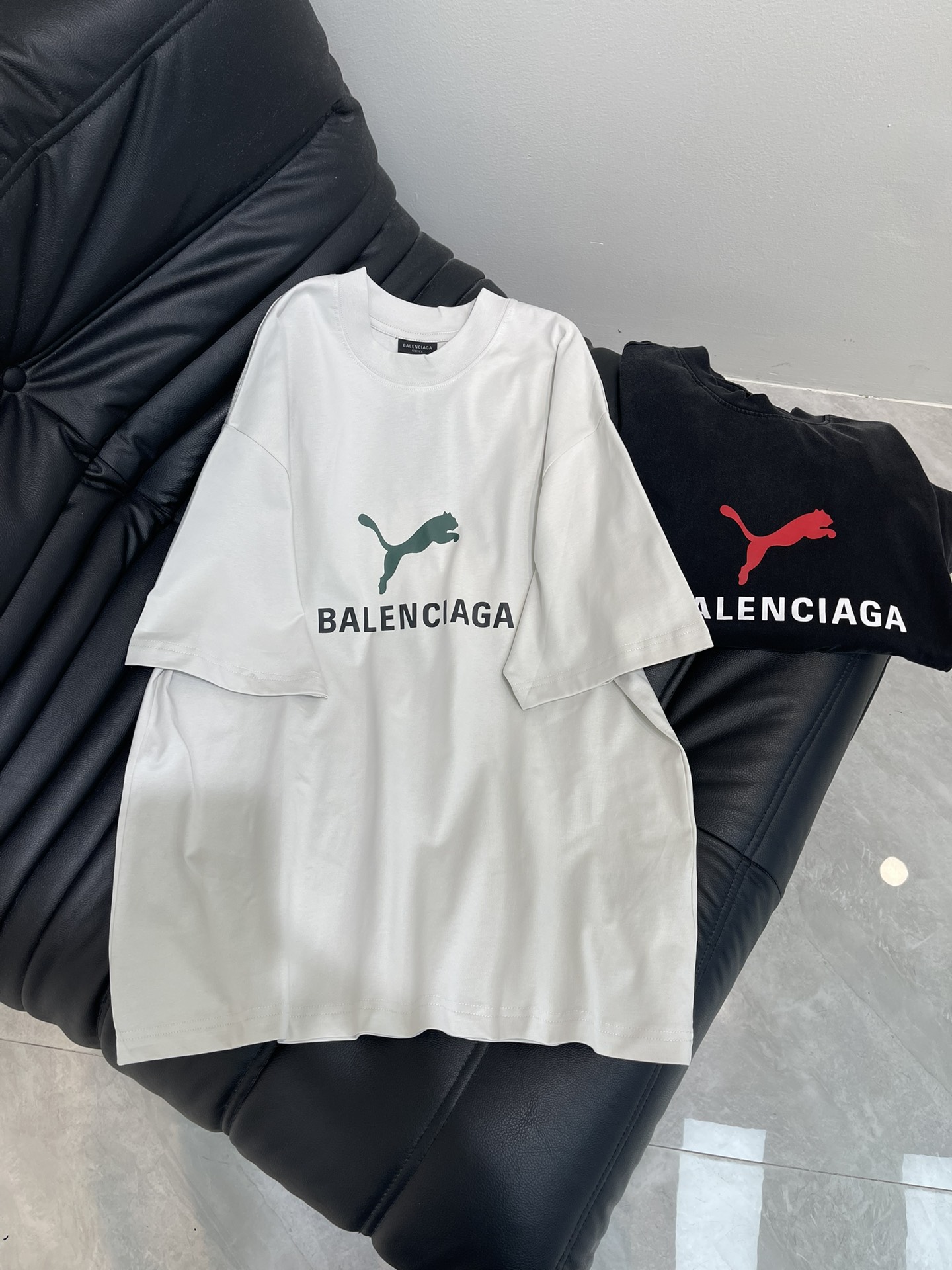 NO:437313,Paris 25SS Balenciaga Puma co-branded printing water-washed fried snowflakes for old short sleeves # fabric uses 260g Paris special double yarn * high gram double yarn ribs. The front is imported glue screen printing process + ready-to-wear water-washed fried snowflakes for old yarn. Os shoulder-falling loose style, same style for men and women!  !  SML, balenciaga, T-shirt, alexander wang19860909巴黎25SS巴黎世家puma联名印花水洗炒雪花做旧短袖#面料采用260g巴黎专用双纱*高克重双纱罗纹 前幅采进口胶浆丝网印花工艺+成衣水洗炒雪花做旧工艺 os落肩宽松版型 男女同款！！ SML,,balenciaga,T-shirt,alexander wang,Women's clothing