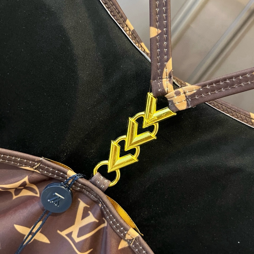  🆕
Lv路易威登新款连体泳衣  😍🥰适合多种场景的游泳衣🏊‍♀️海边 游泳池 温泉 水上乐园 漂流都可