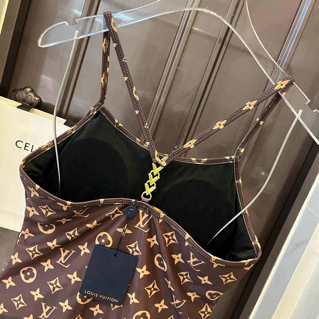  🆕
Lv路易威登新款连体泳衣  😍🥰适合多种场景的游泳衣🏊‍♀️海边 游泳池 温泉 水上乐园 漂流都可