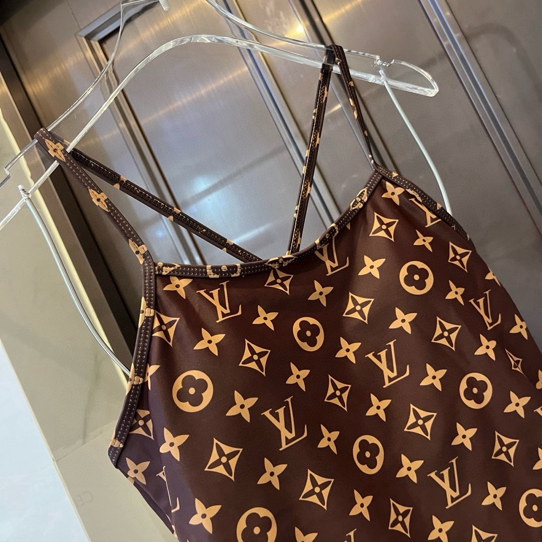  🆕
Lv路易威登新款连体泳衣  😍🥰适合多种场景的游泳衣🏊‍♀️海边 游泳池 温泉 水上乐园 漂流都可