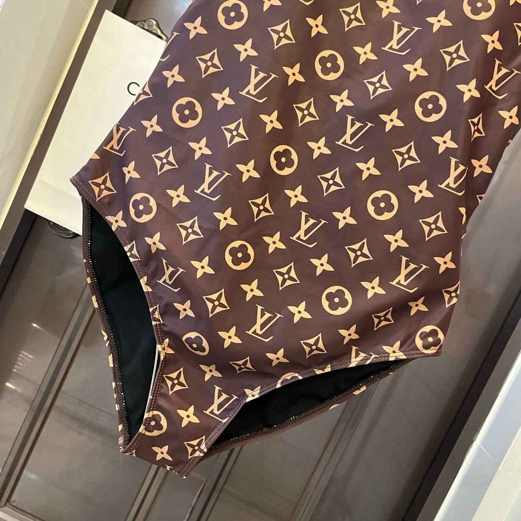  🆕
Lv路易威登新款连体泳衣  😍🥰适合多种场景的游泳衣🏊‍♀️海边 游泳池 温泉 水上乐园 漂流都可