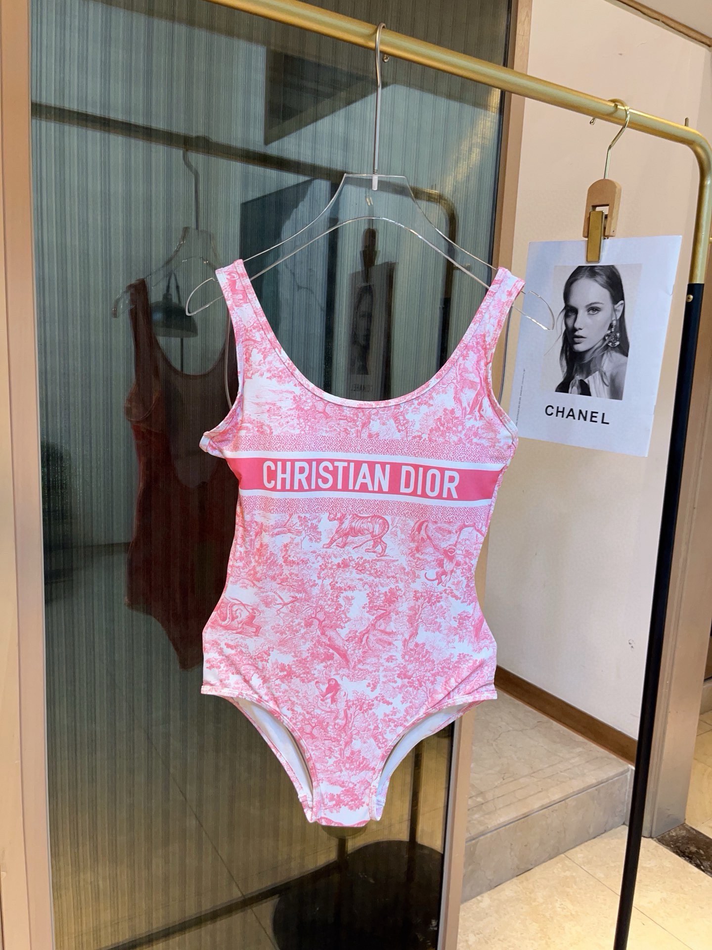 。
Dior 迪奥连体泳衣，收腰显瘦显腿长！超nice 平时可以配牛仔裤、短裤当连体衣穿！