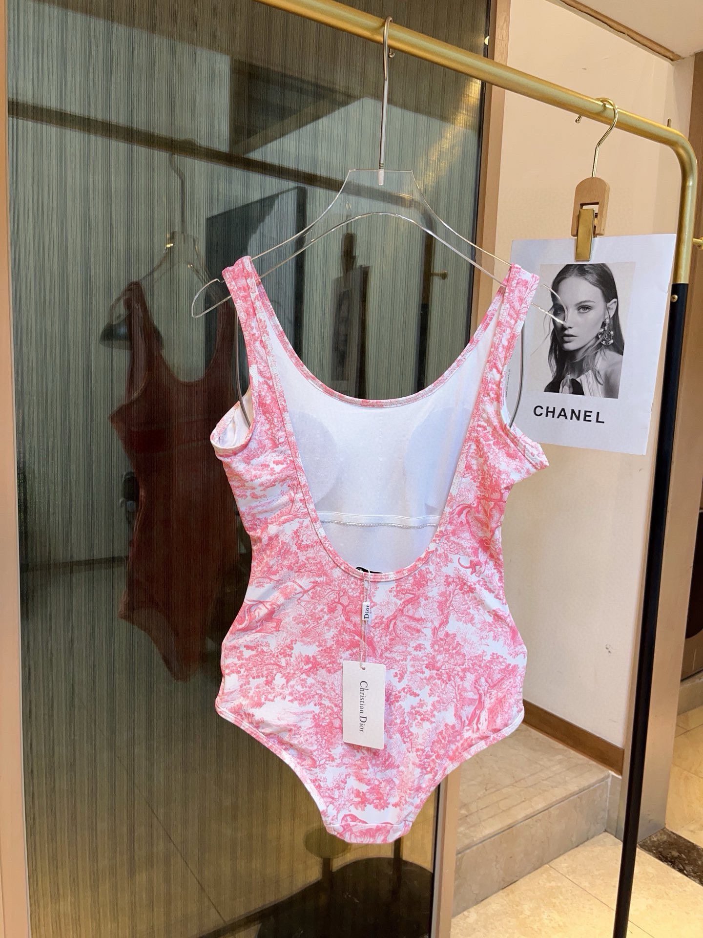 。
Dior 迪奥连体泳衣，收腰显瘦显腿长！超nice 平时可以配牛仔裤、短裤当连体衣穿！