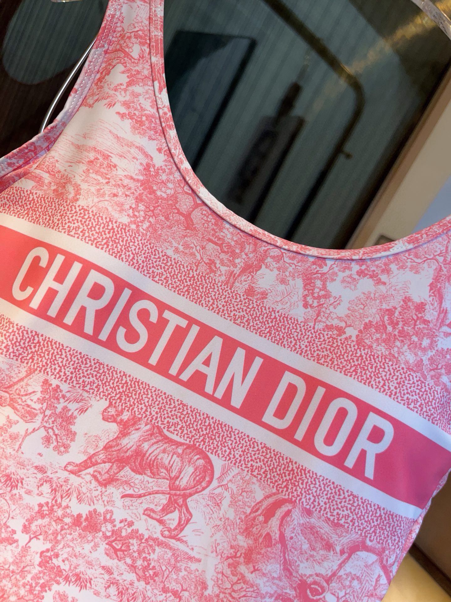 。
Dior 迪奥连体泳衣，收腰显瘦显腿长！超nice 平时可以配牛仔裤、短裤当连体衣穿！