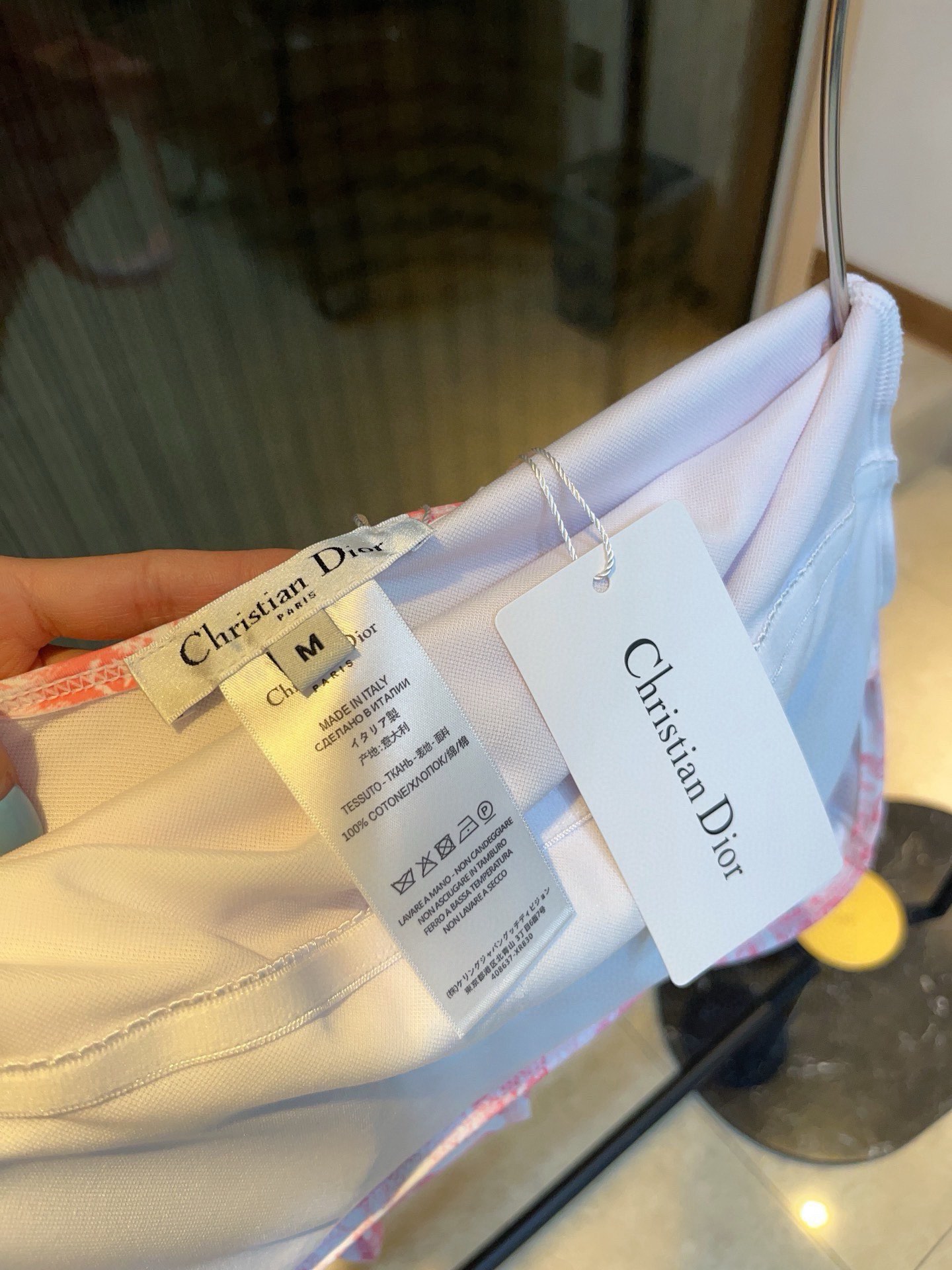。
Dior 迪奥连体泳衣，收腰显瘦显腿长！超nice 平时可以配牛仔裤、短裤当连体衣穿！