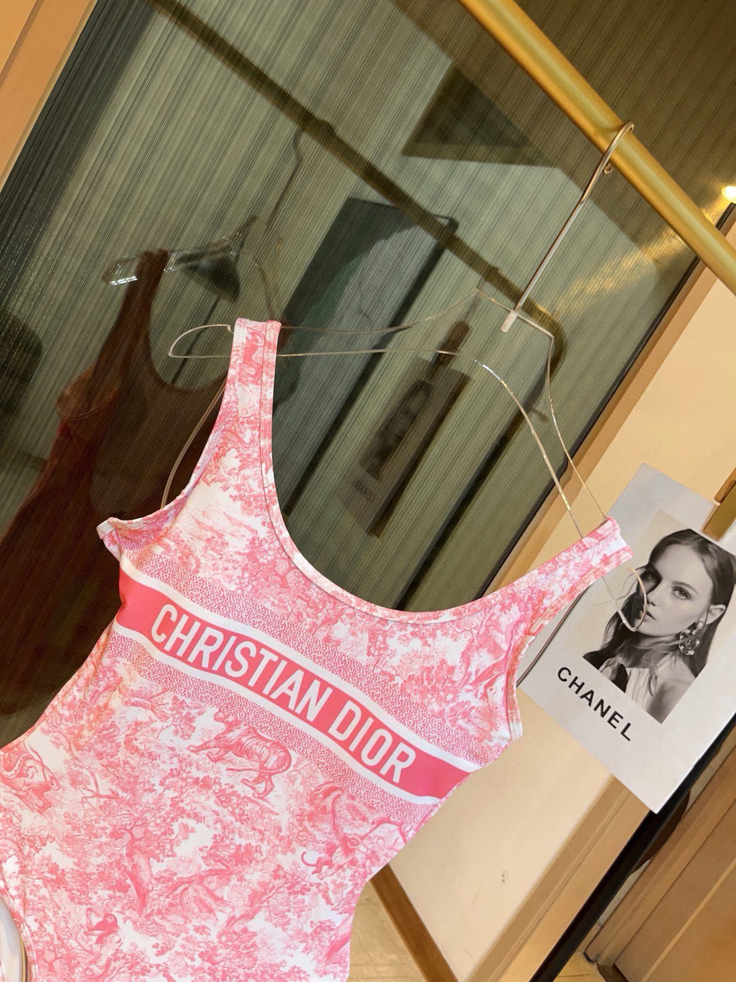 。
Dior 迪奥连体泳衣，收腰显瘦显腿长！超nice 平时可以配牛仔裤、短裤当连体衣穿！
