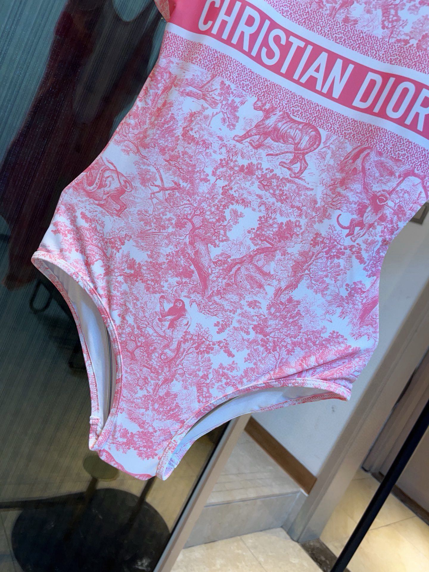 。
Dior 迪奥连体泳衣，收腰显瘦显腿长！超nice 平时可以配牛仔裤、短裤当连体衣穿！