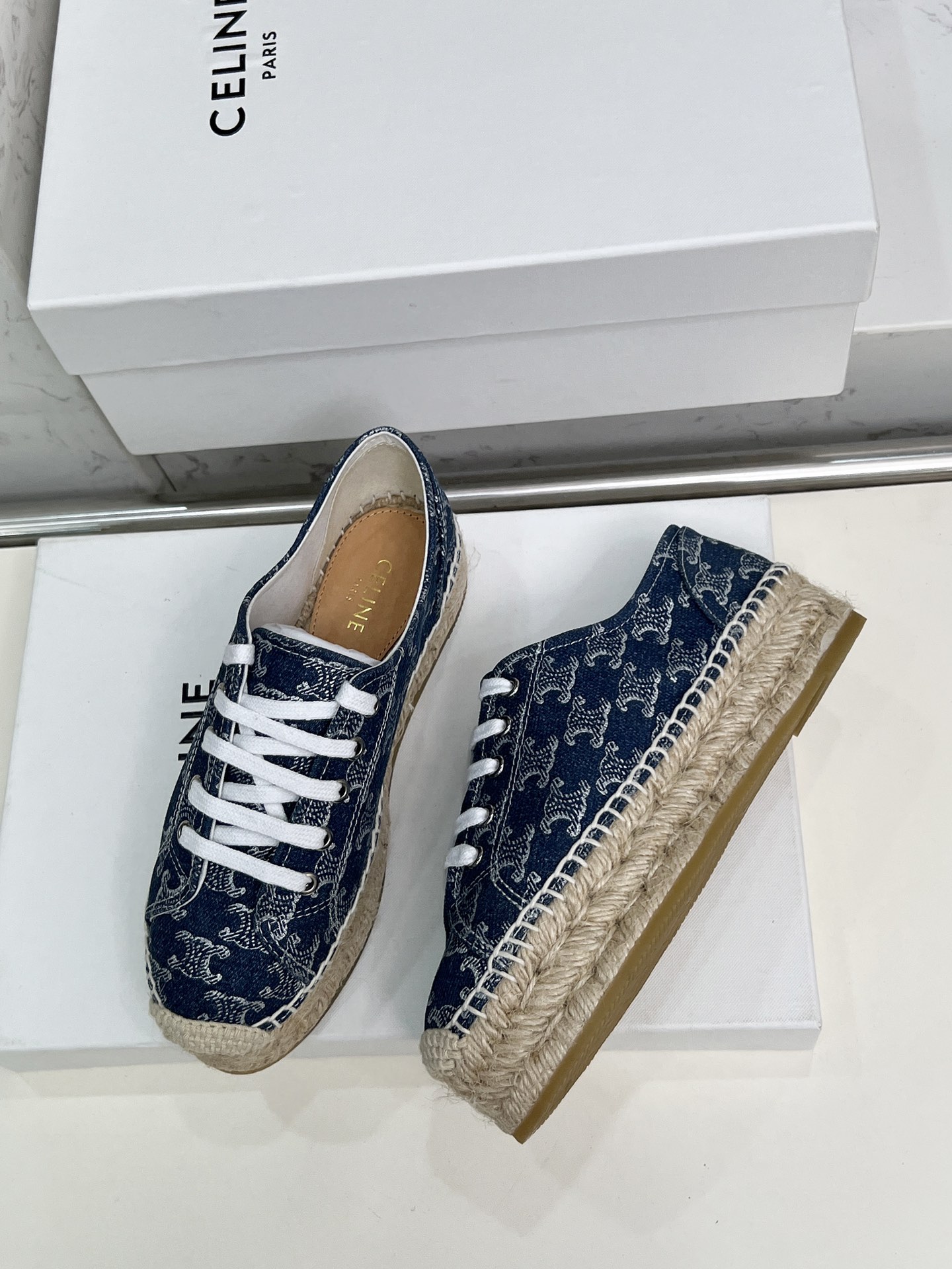 Celine Selin Red Weed Shoes: Classic Design with Visible Brand Tone - 图片 2