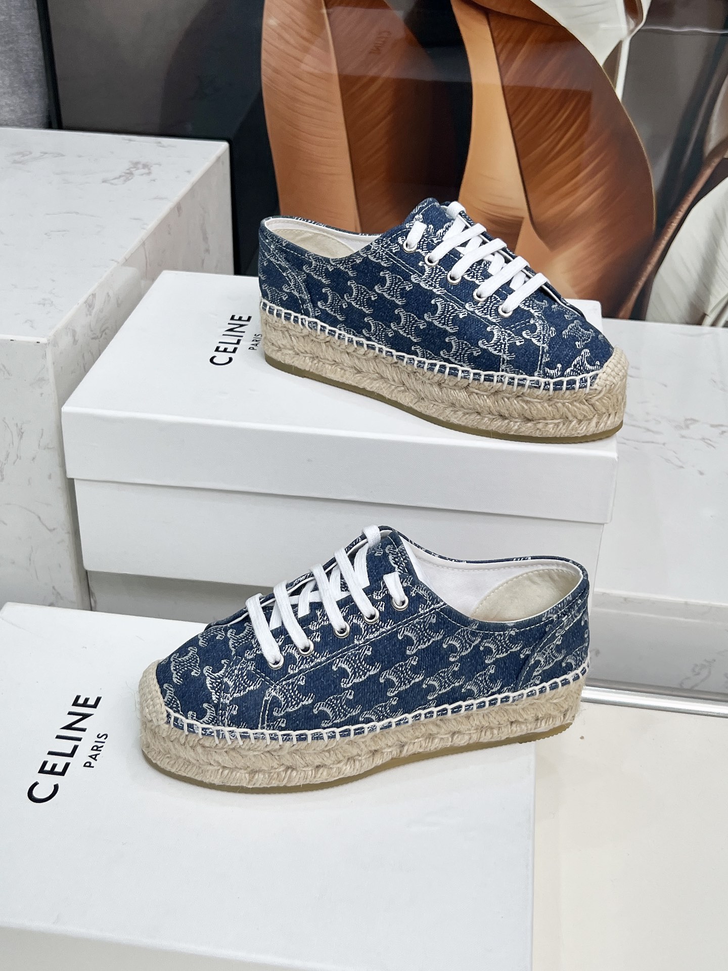 Celine Selin Red Weed Shoes: Classic Design with Visible Brand Tone - 图片 5