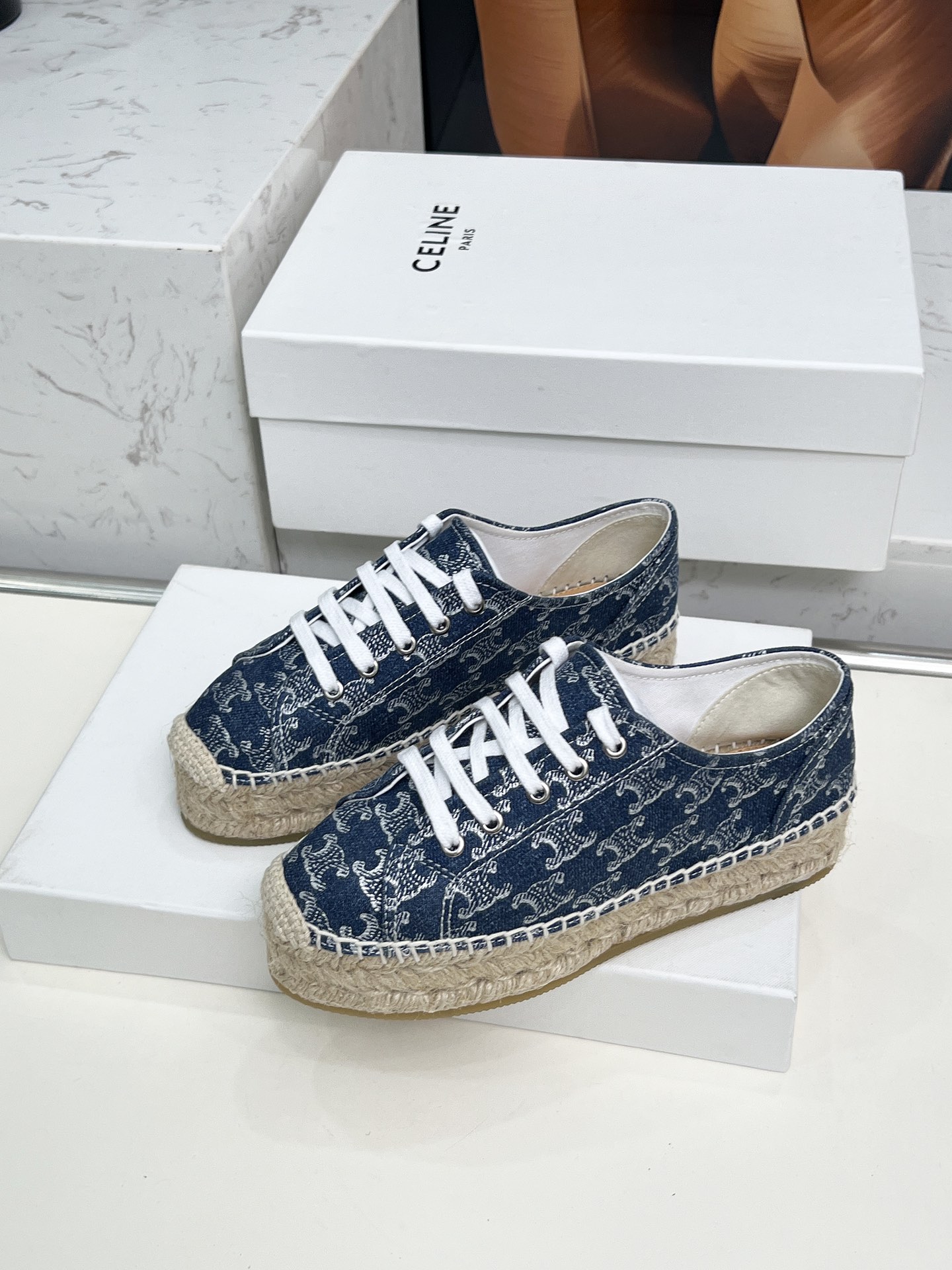 Celine Selin Red Weed Shoes: Classic Design with Visible Brand Tone - 图片 7