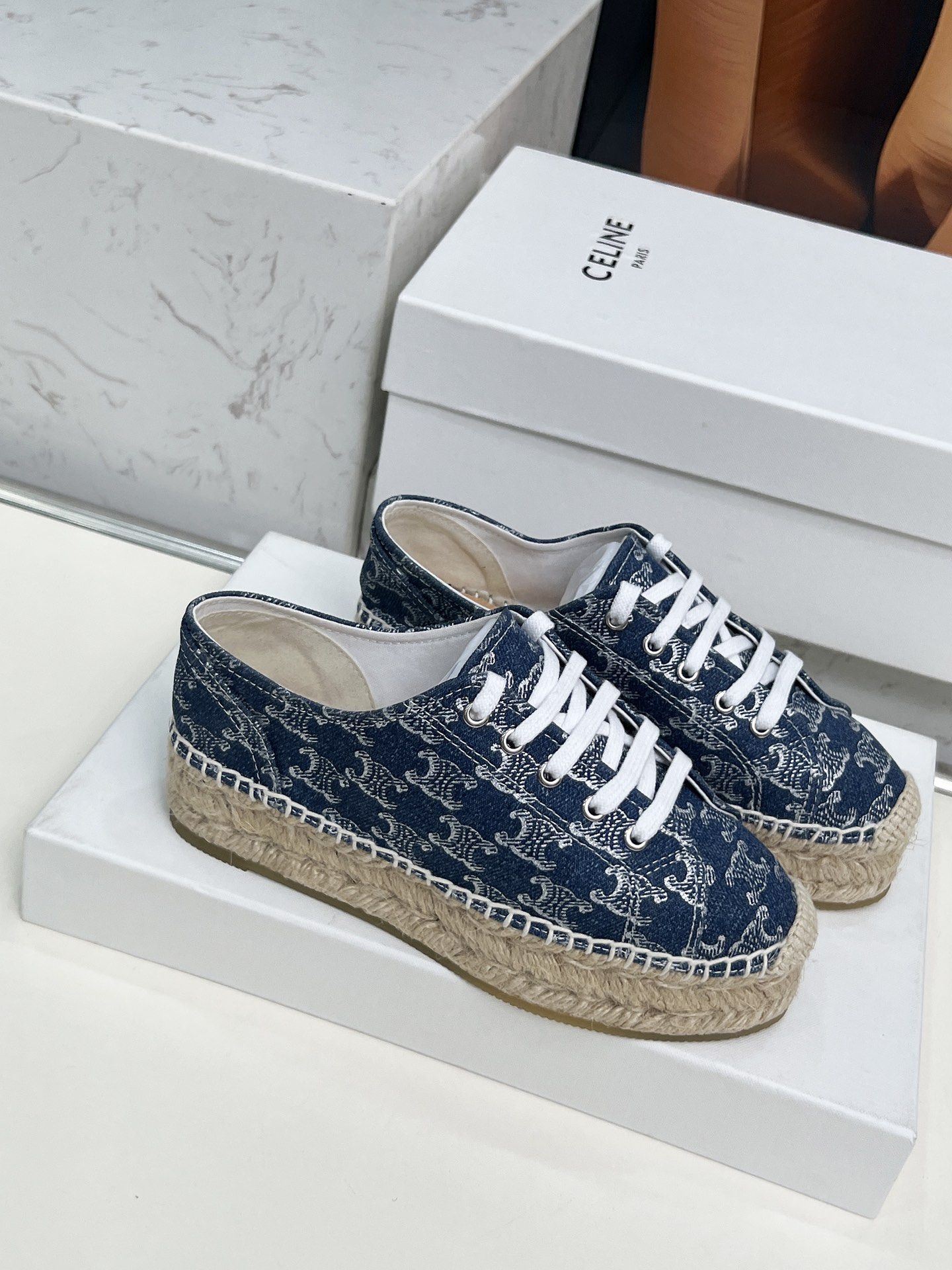 Celine Selin Red Weed Shoes: Classic Design with Visible Brand Tone - 图片 1