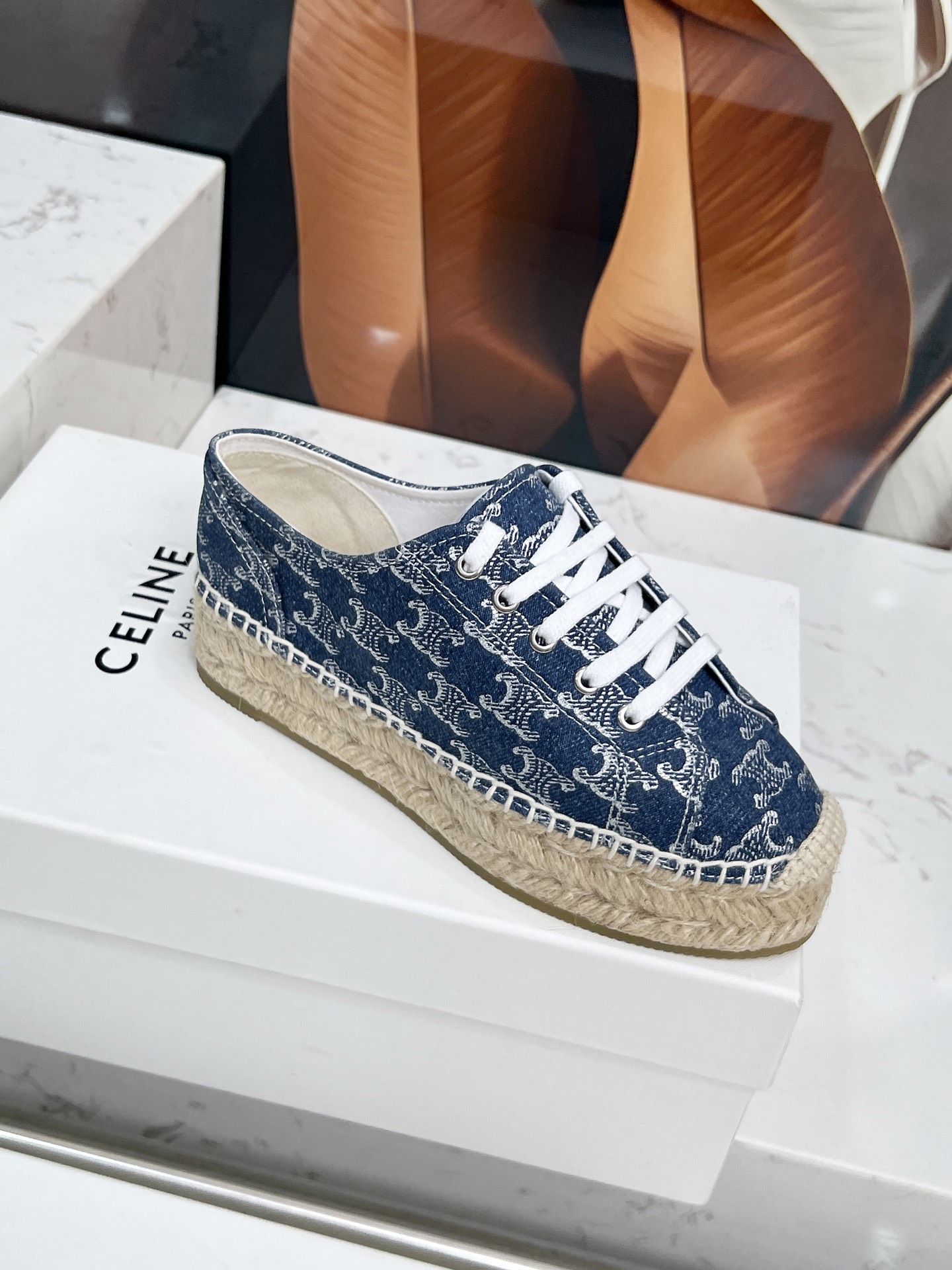 Celine Selin Red Weed Shoes: Classic Design with Visible Brand Tone - 图片 4