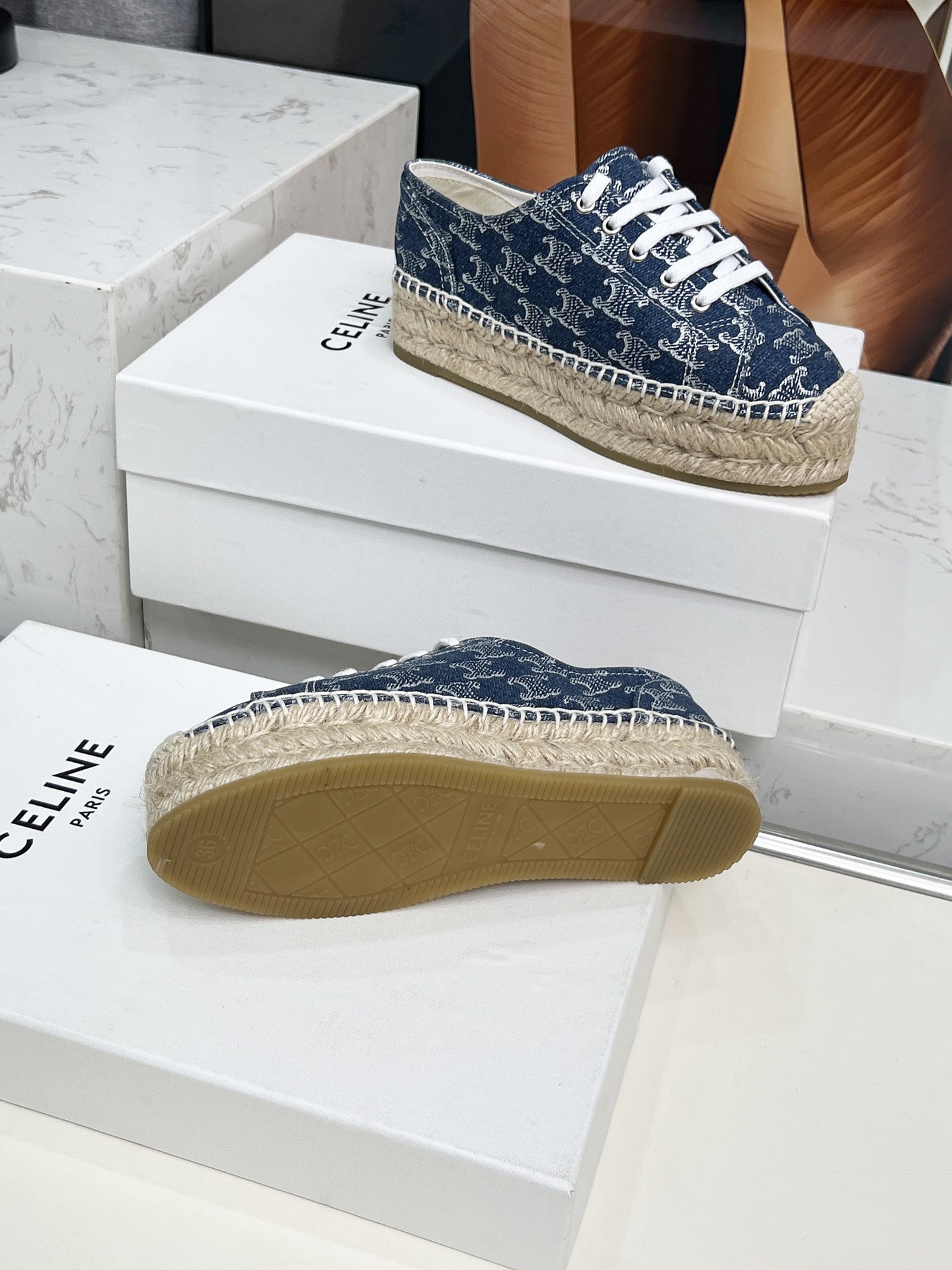 Celine Selin Red Weed Shoes: Classic Design with Visible Brand Tone - 图片 9