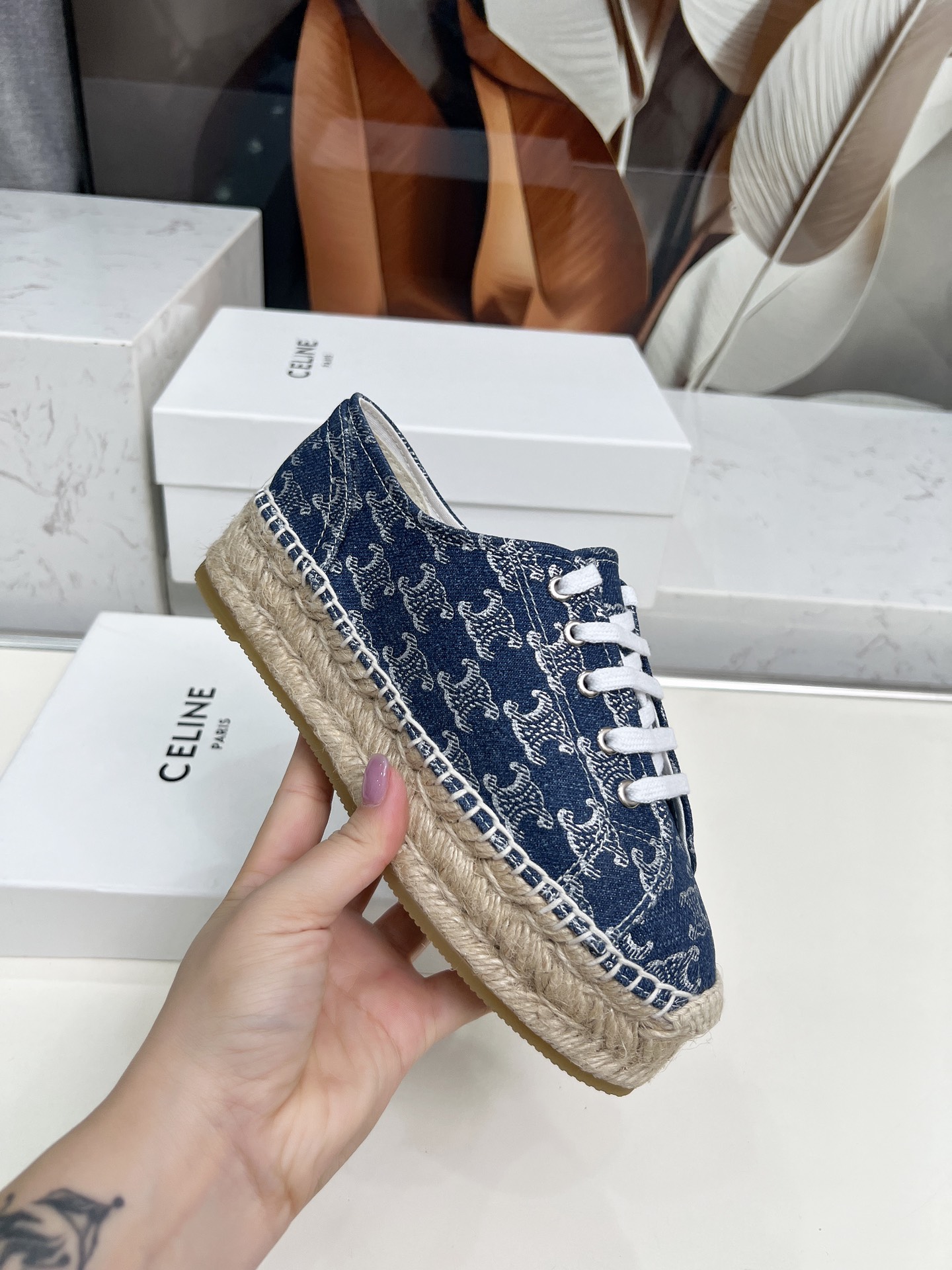 Celine Selin Red Weed Shoes: Classic Design with Visible Brand Tone - 图片 6