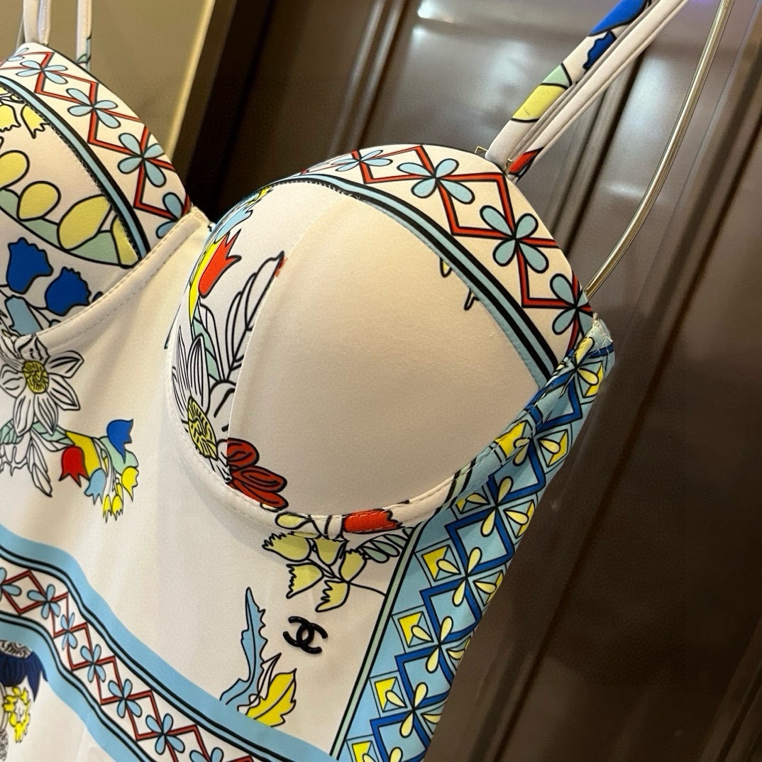  🆕
Chanel香奈儿新款带钢圈连体泳衣  😍🥰适合多种场景的游泳衣🏊‍♀️海边 游泳池 温泉 水上乐